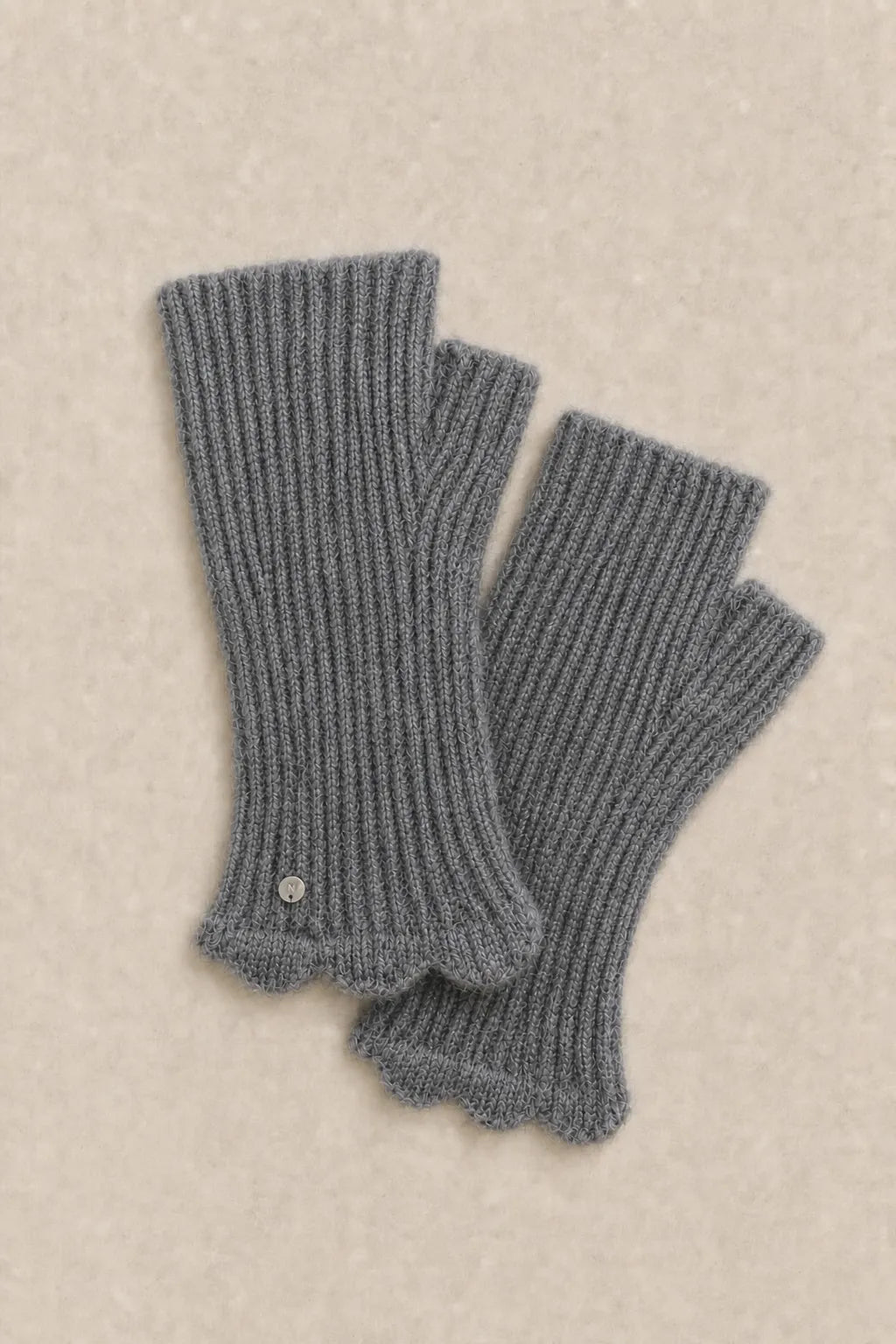 Paire de mitaines Marise gris vue à plat, pastille nacrée signature