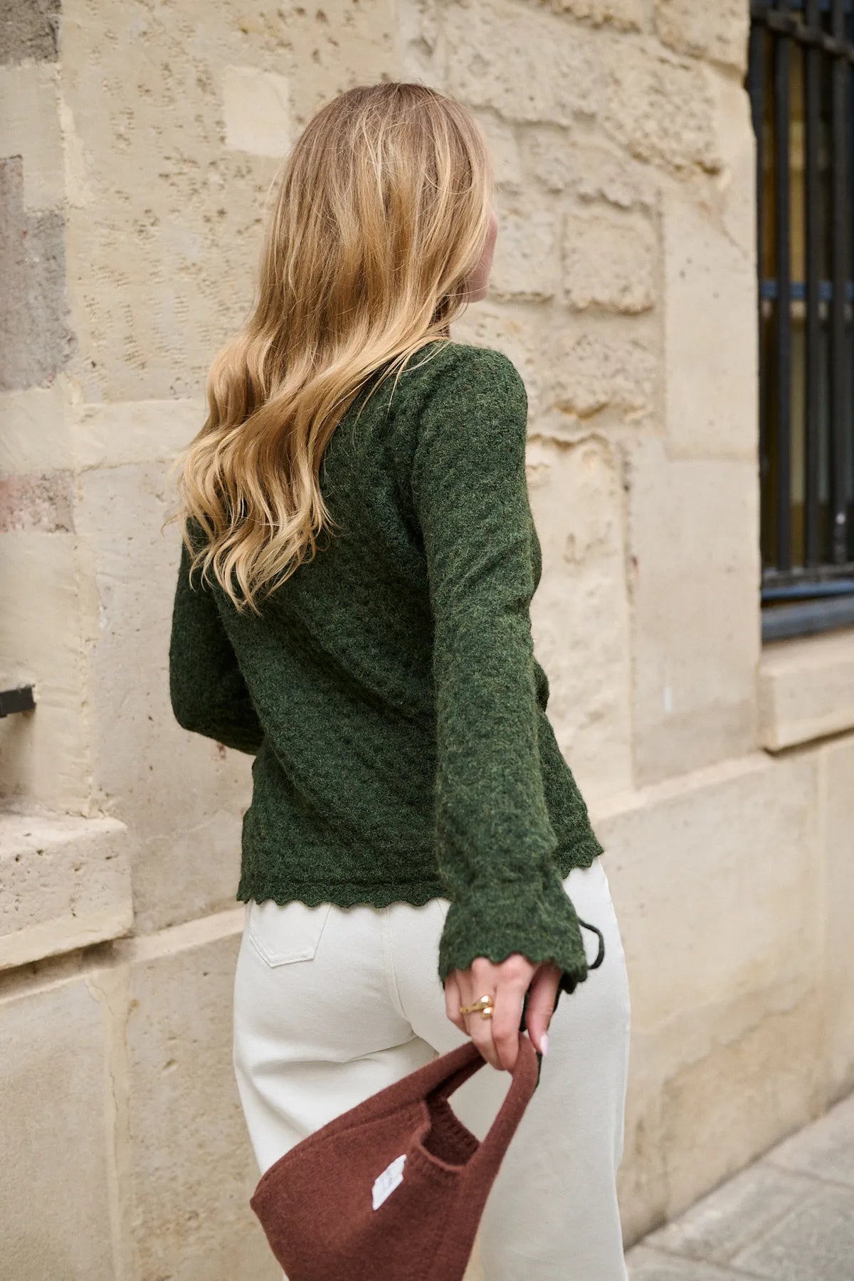 Dos du pull Julie olive, coupe droite et tricotage fantaisie ajouré