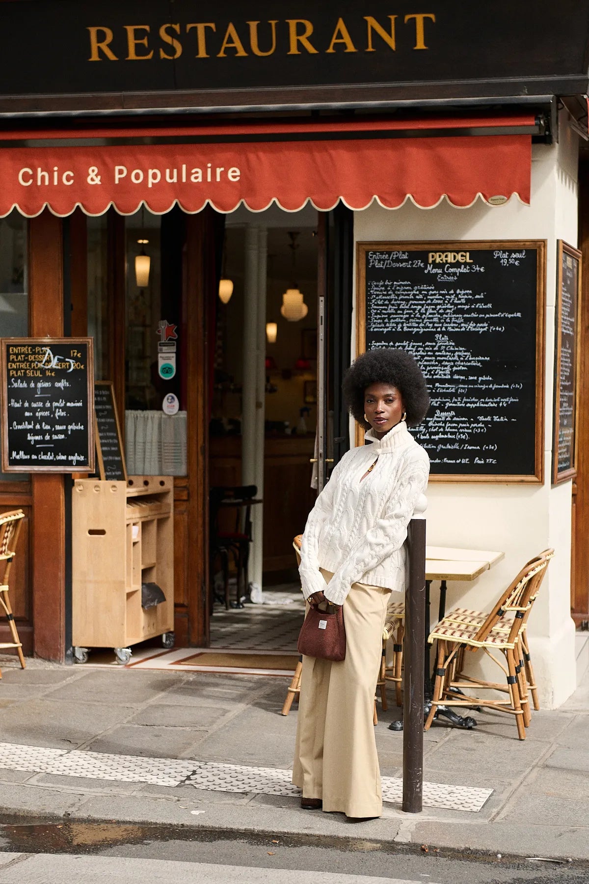 Mannequin en pied portant le pull Nathan écru, coupe oversize dans son environnement