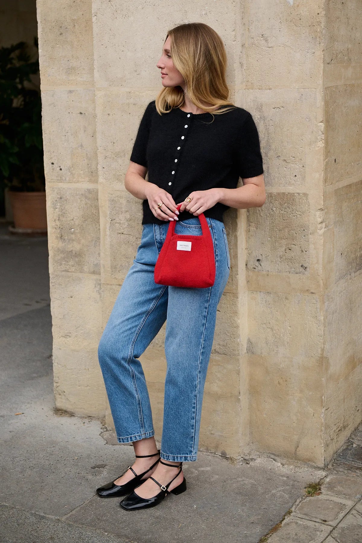 Mannequin portant le jean Le Mom bleach, taille mi-haute et coupe fuselée
