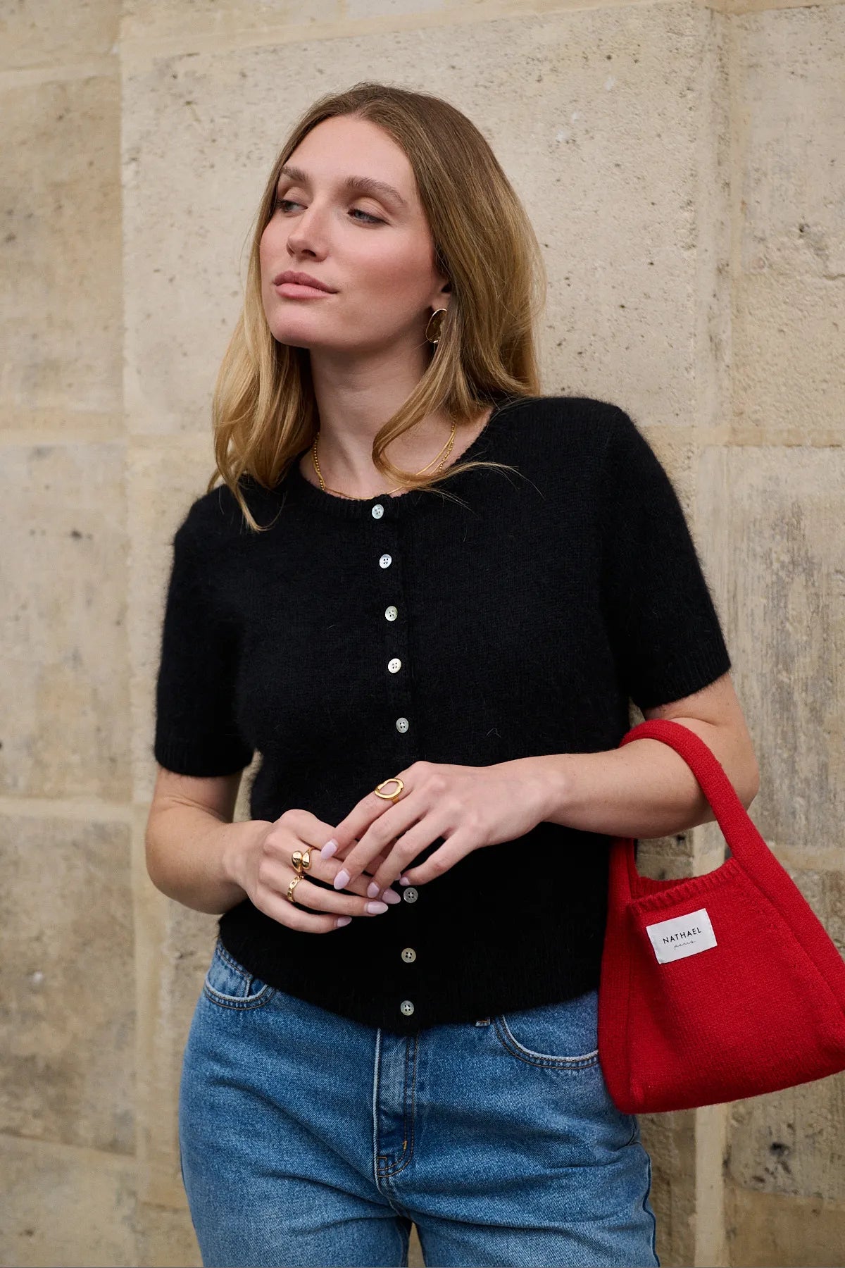 Mannequin portant le cardigan Salomé noir, encolure ronde et boutons nacrés