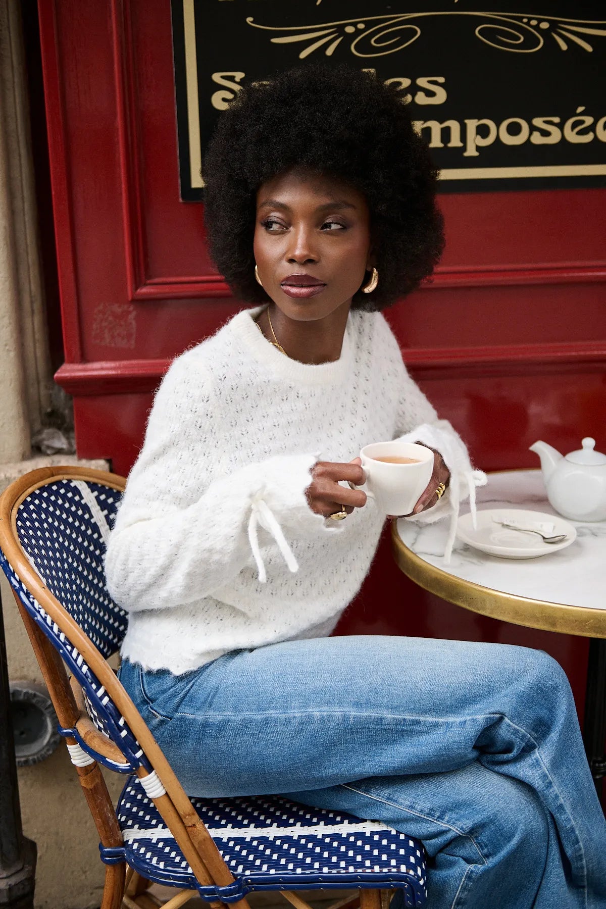 Mannequin portant le pull Julie écru, encolure ronde et liens aux poignets