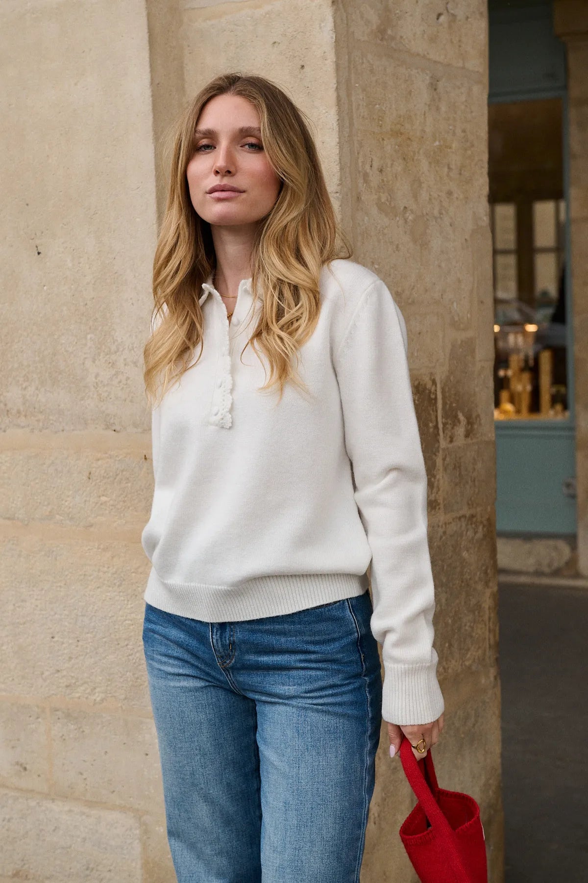 Polo Maud crème porté de face, coupe légèrement ajustée