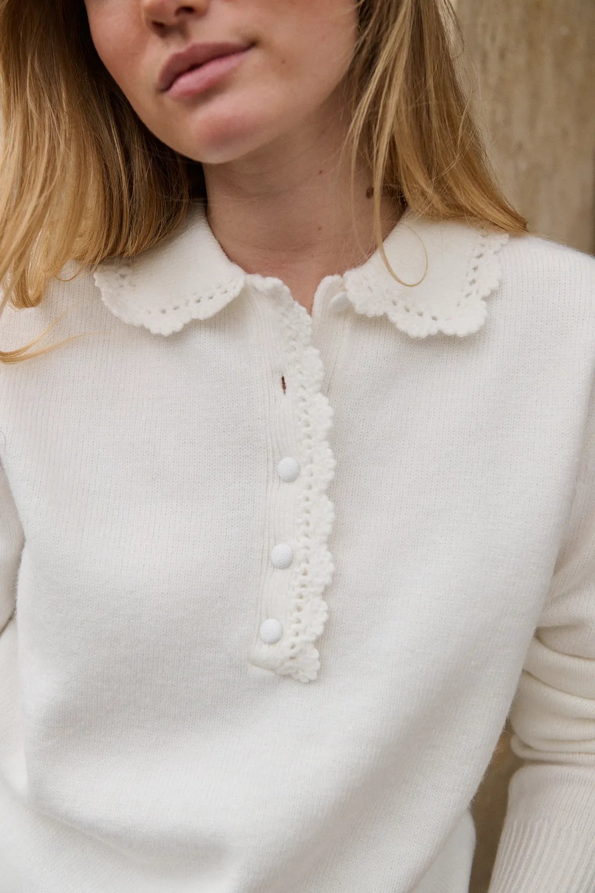 Détail de la finition crochet du col et de la patte de boutonnage du polo Maud crème