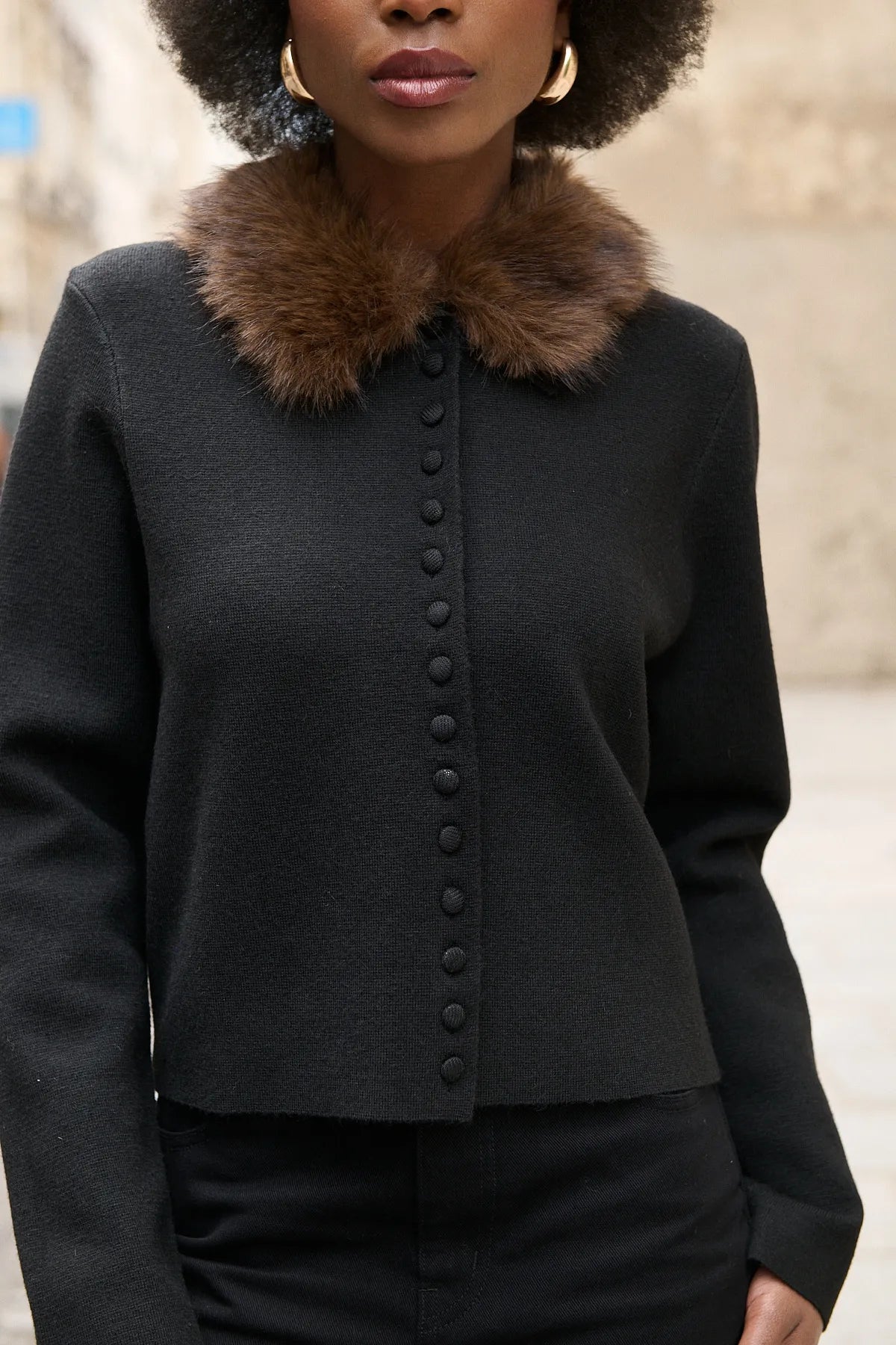 Détail des boutons recouverts du cardigan Alix noir/brun