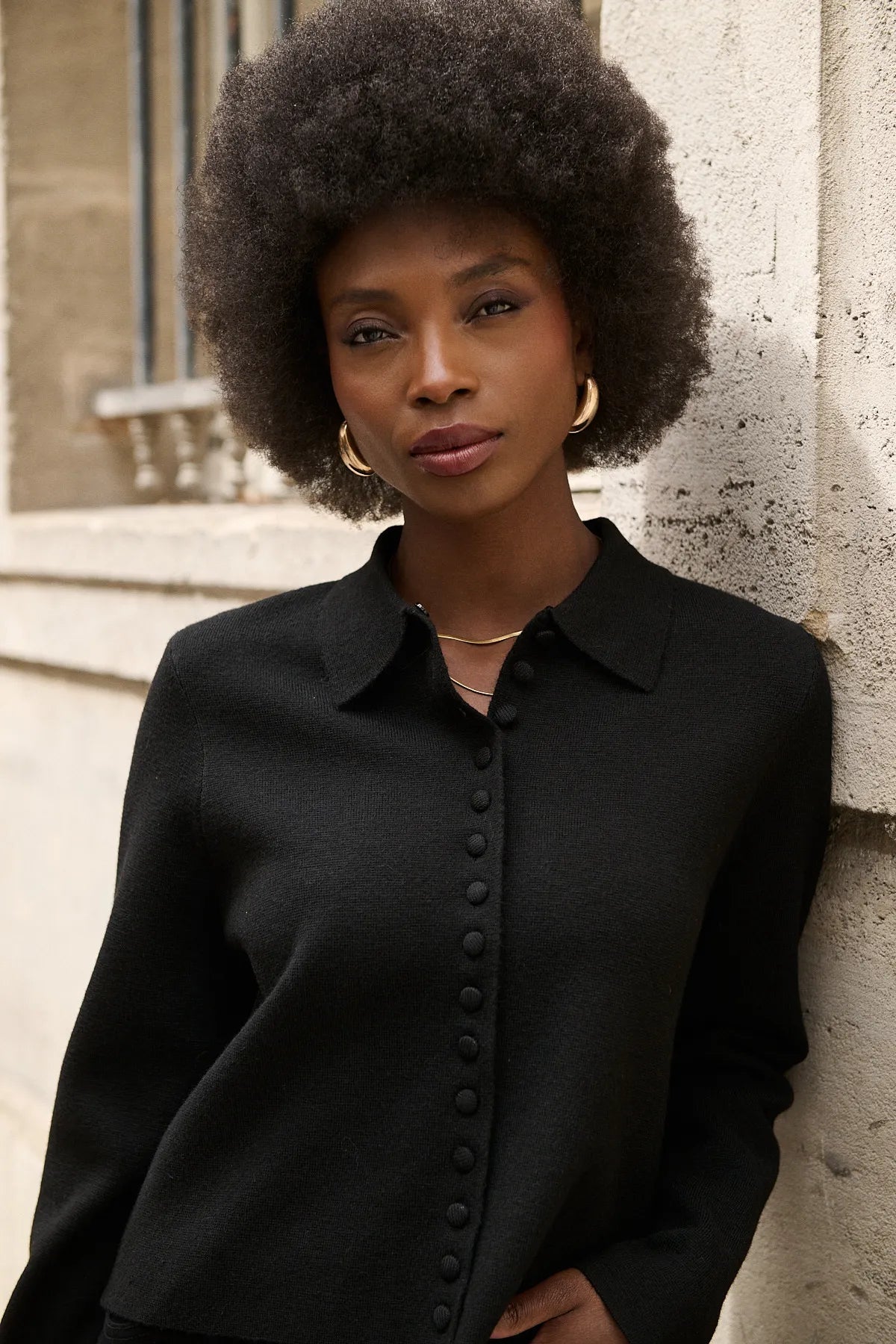 Cardigan Alix noir/brun porté de face, coupe droite en laine mélangée
