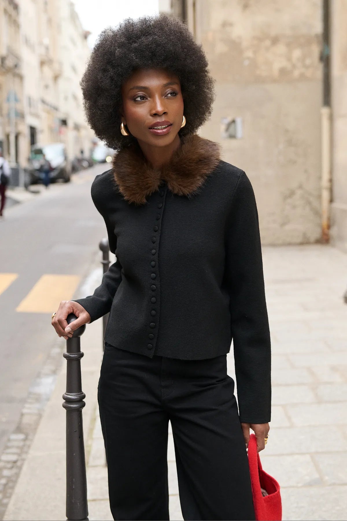 Mannequin portant le cardigan Alix noir/brun, col avec fourrure amovible