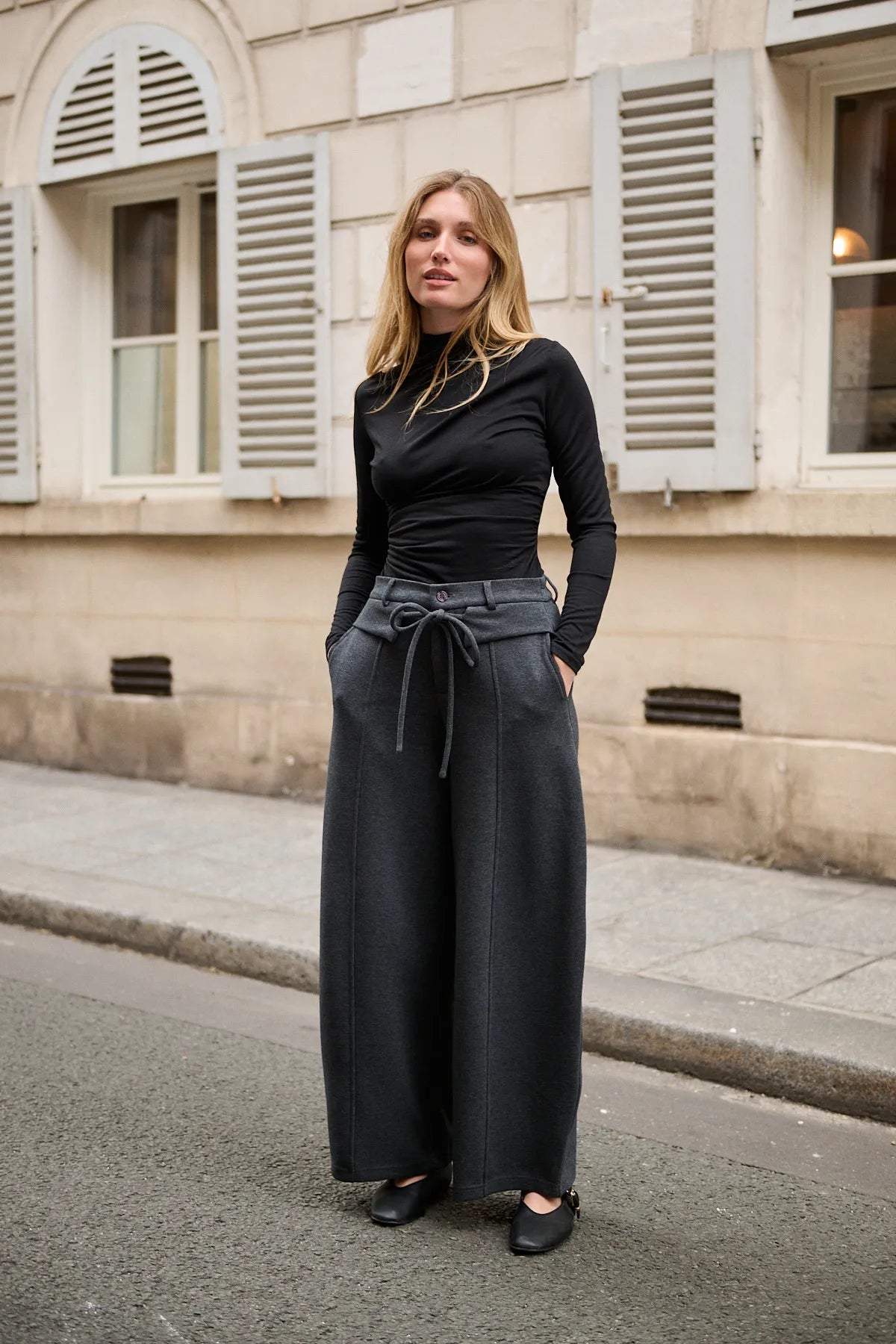Mannequin portant le pantalon Elias anthracite, taille haute et lacets à nouer