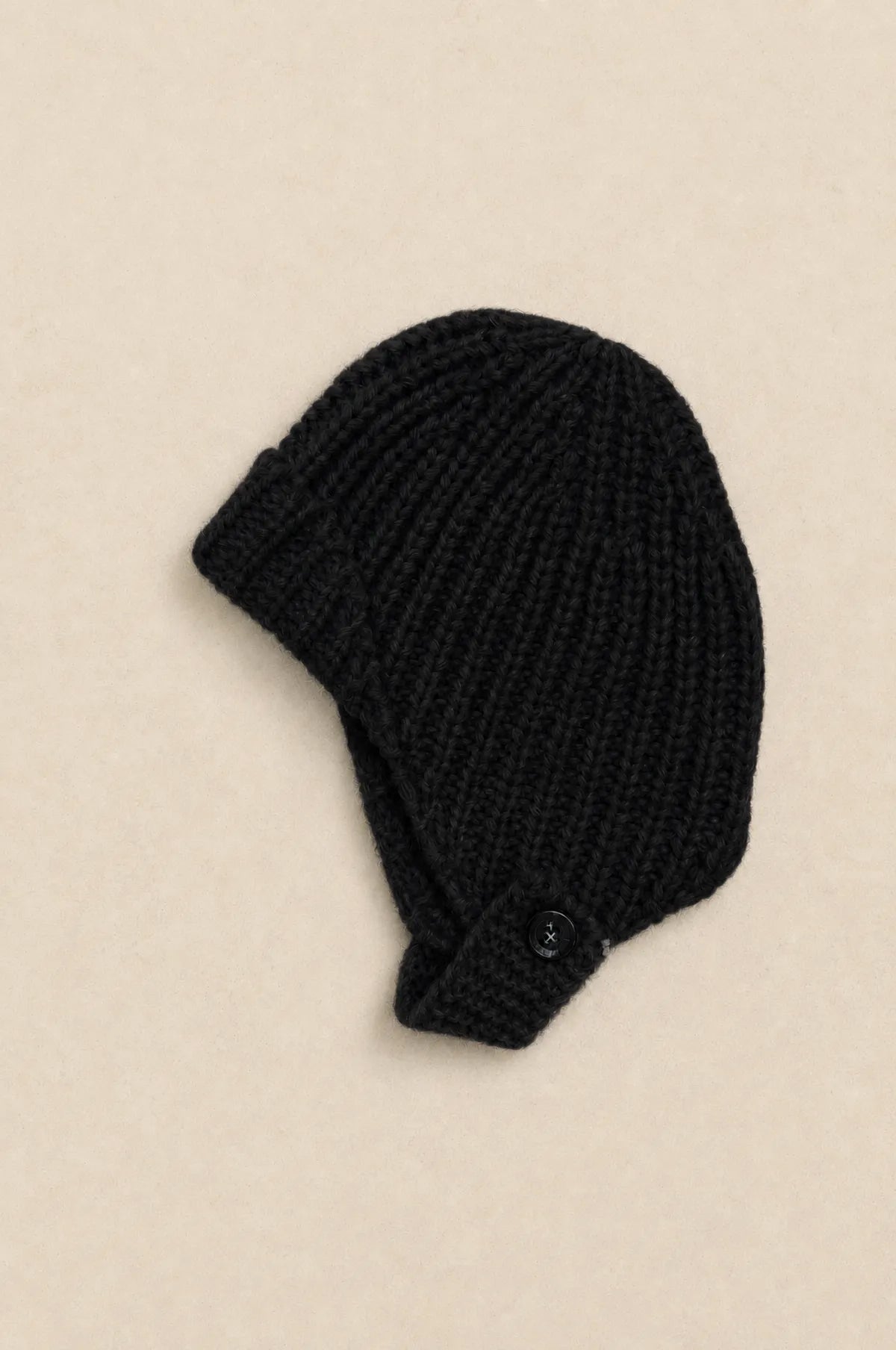 Bonnet Gisèle noir vu à plat, maille côtelée et finition picots
