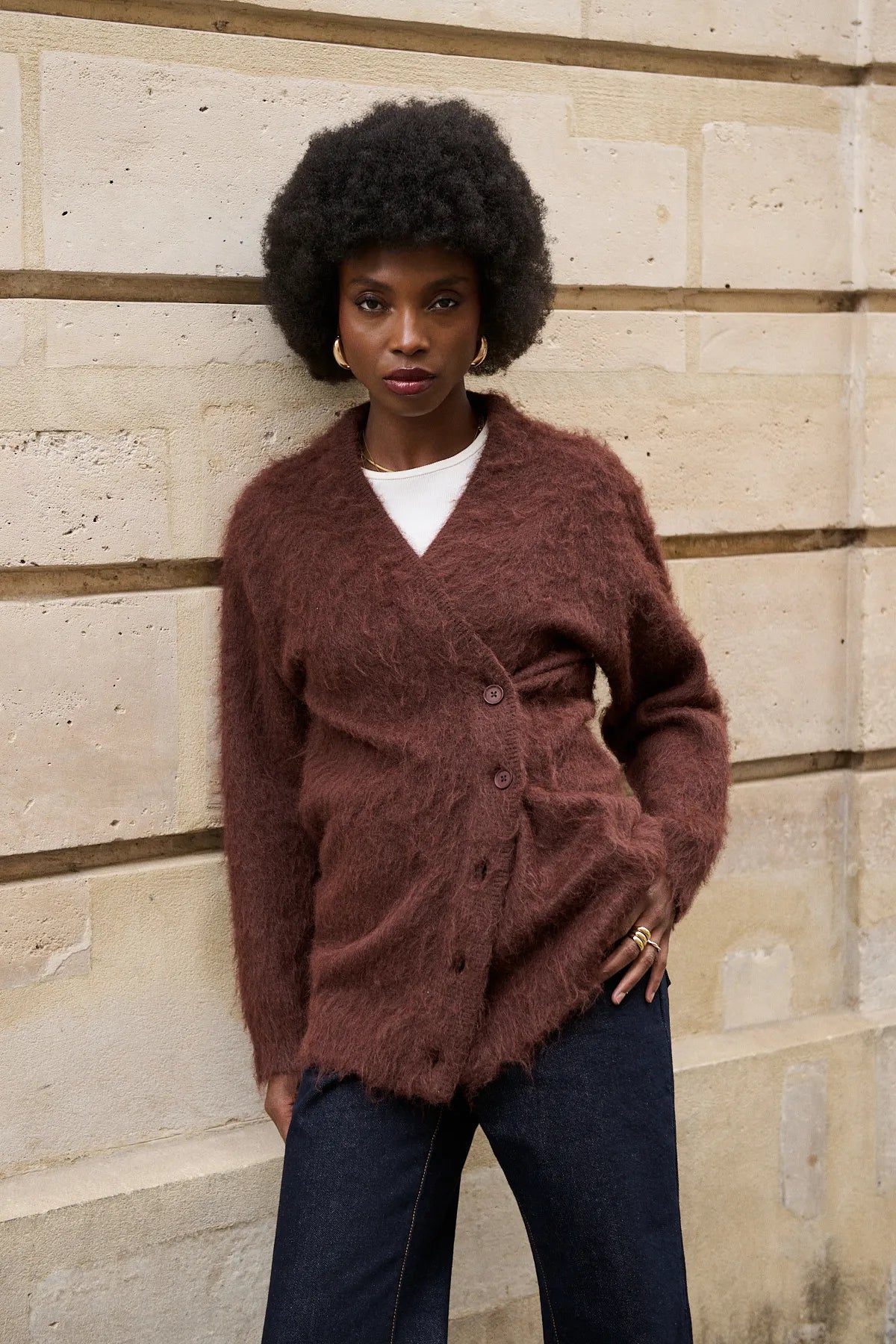 Mannequin portant le cardigan Léandre mocha, encolure en V et manches longues