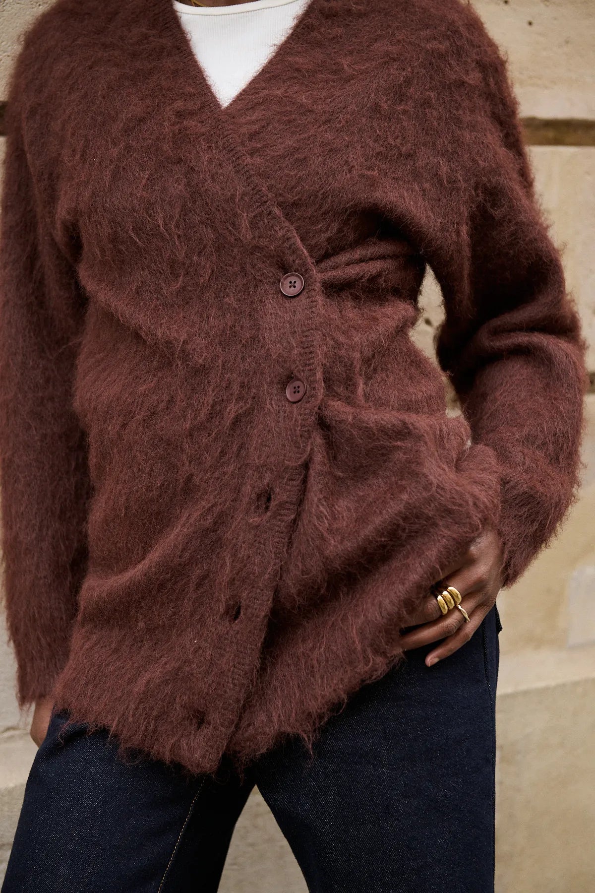 Détail des finitions bords-côtes et des boutons ton sur ton du cardigan Léandre mocha