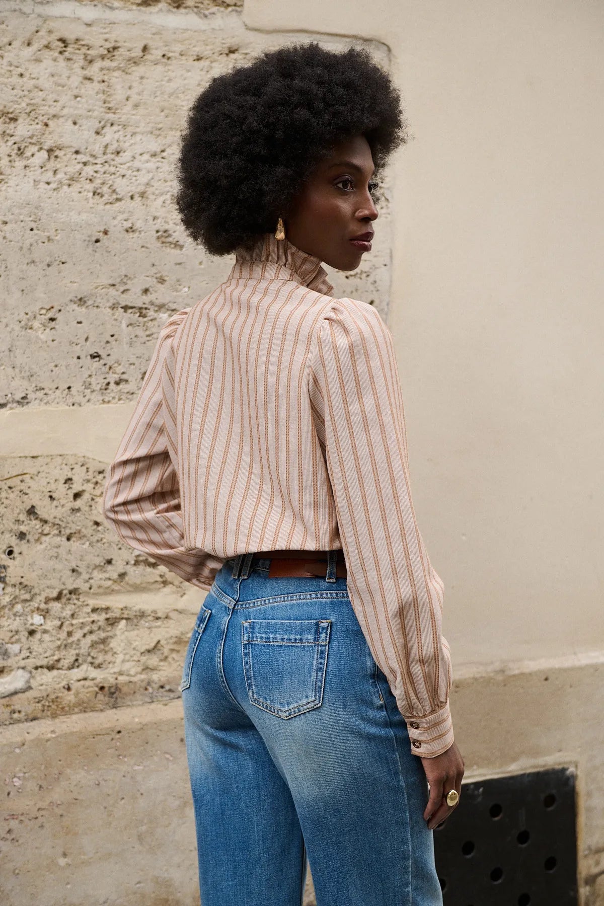 Dos de la chemise Gauthier rayures terre d'ombre, coupe droite