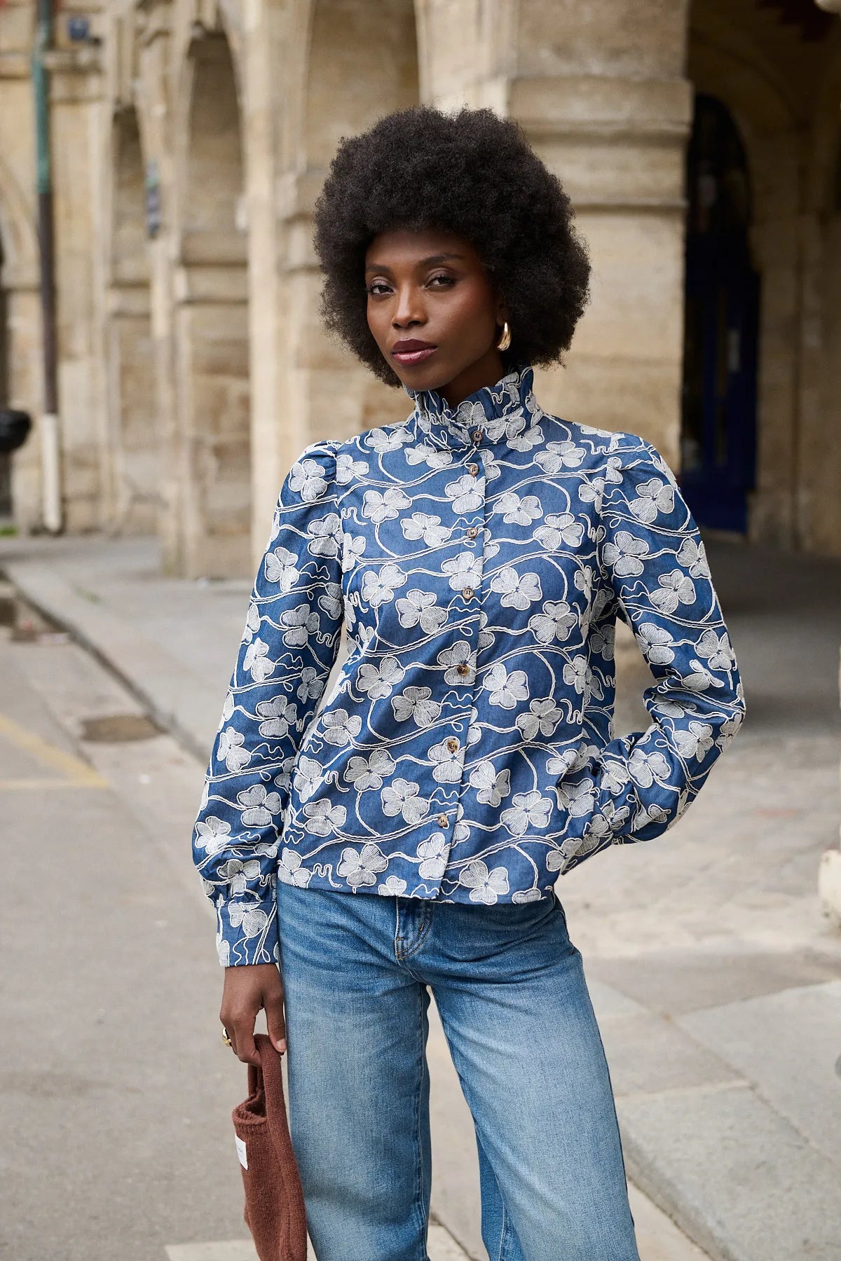 Mannequin portant la chemise Gauthier broderies chambray, col montant froncé