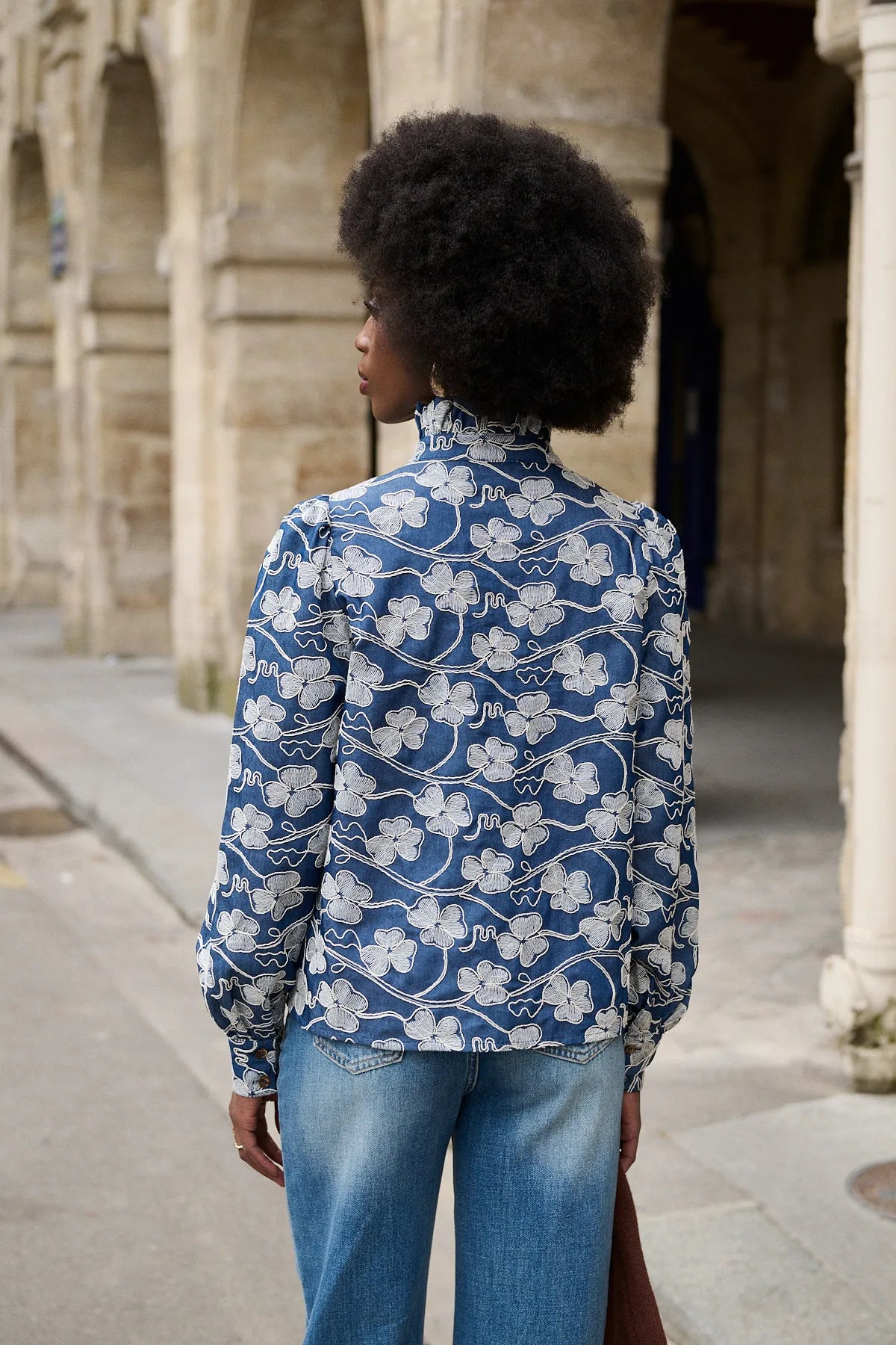 Dos de la chemise Gauthier broderies chambray, coupe droite