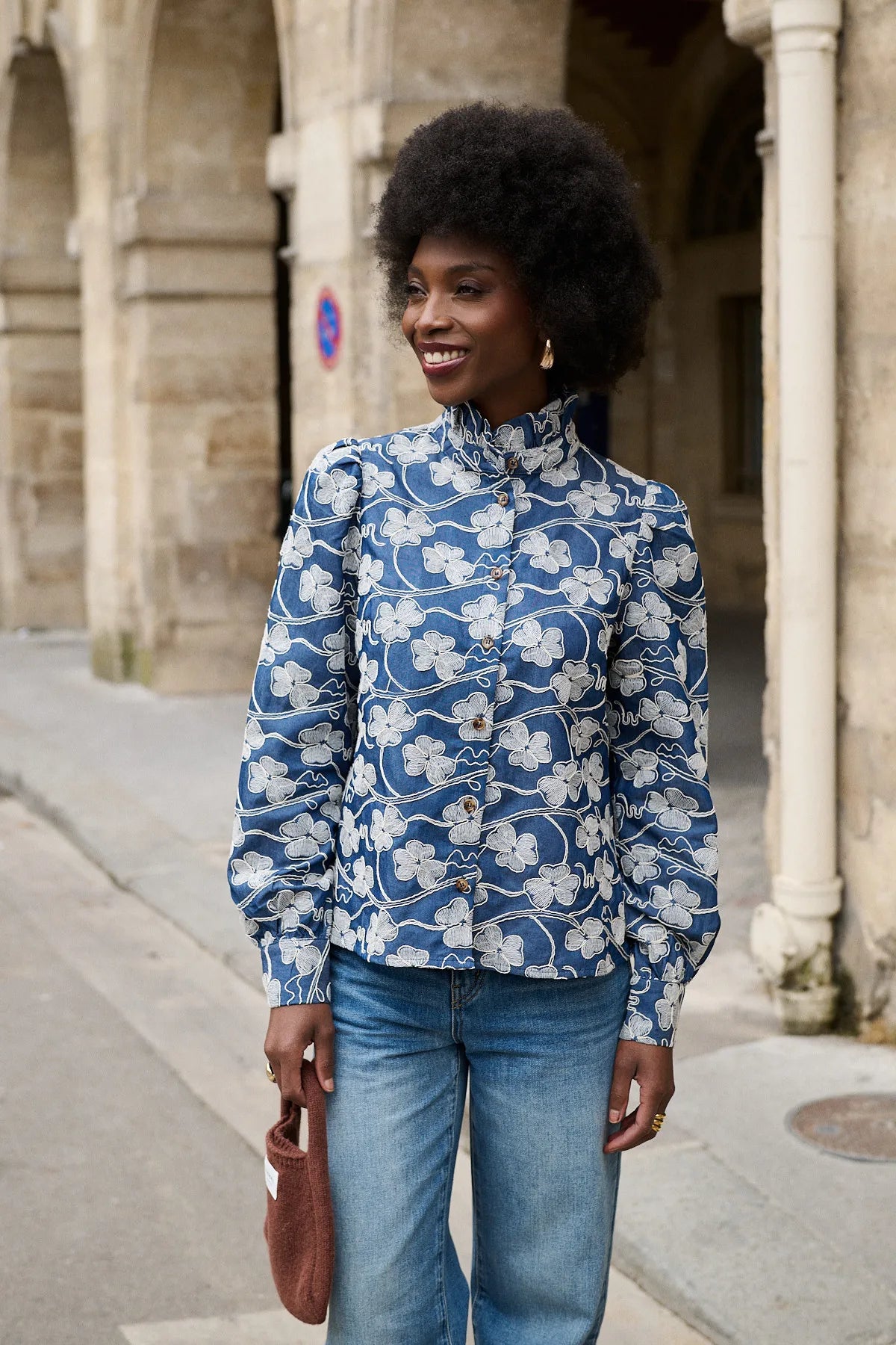 Chemise Gauthier broderies chambray portée de face, coupe droite