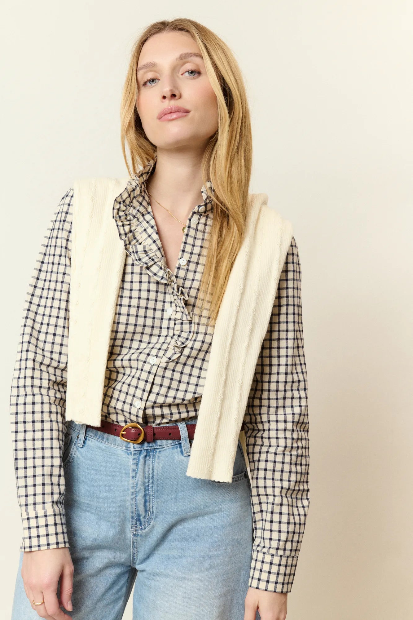 Chemise crème/marine en coton à carreaux à col montant ornée d’une bande volantée le long du col et de la patte de boutonnage, avec boutons en nacre.