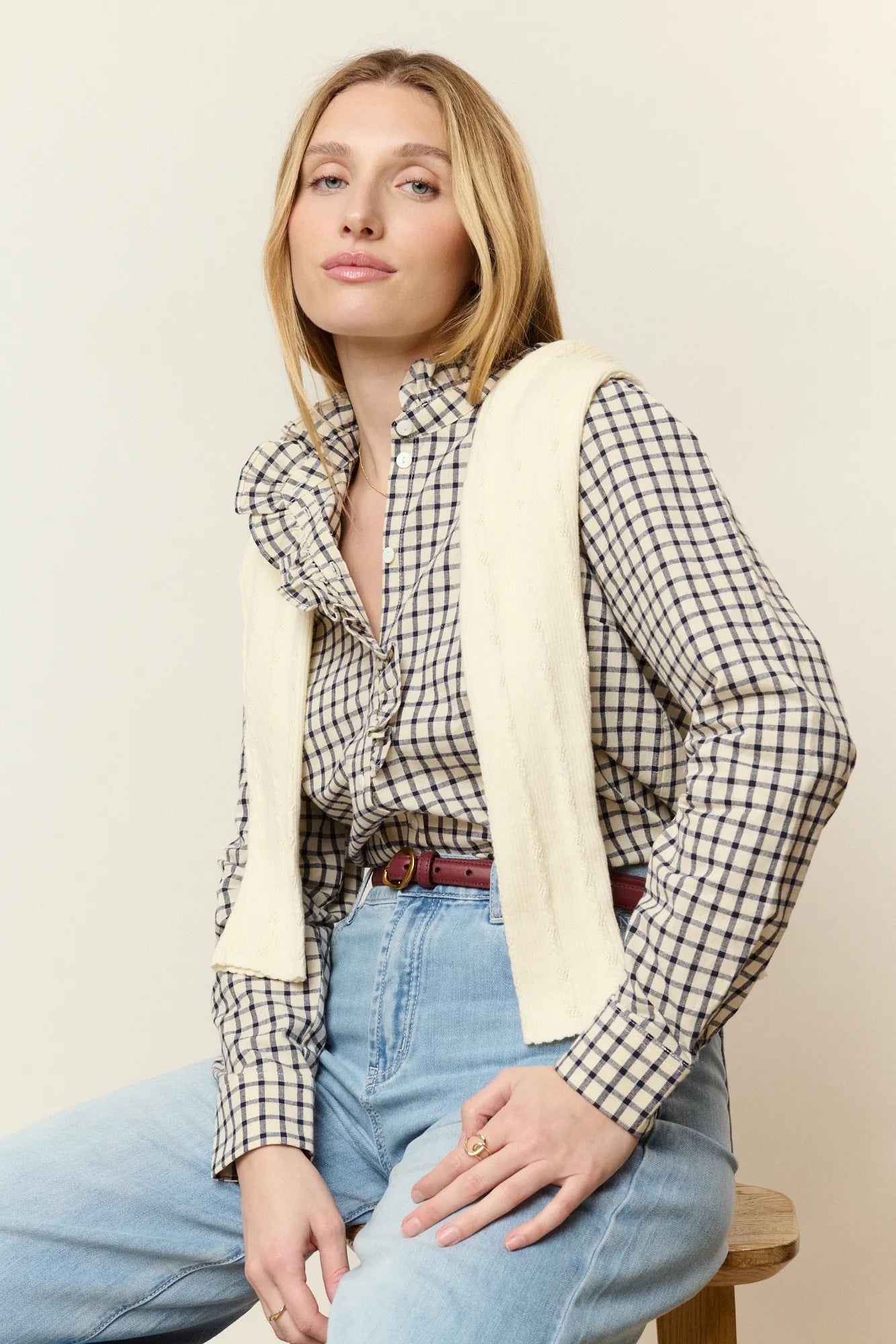 Chemise crème/marine en coton à carreaux à col montant ornée d’une bande volantée le long du col et de la patte de boutonnage, avec boutons en nacre.