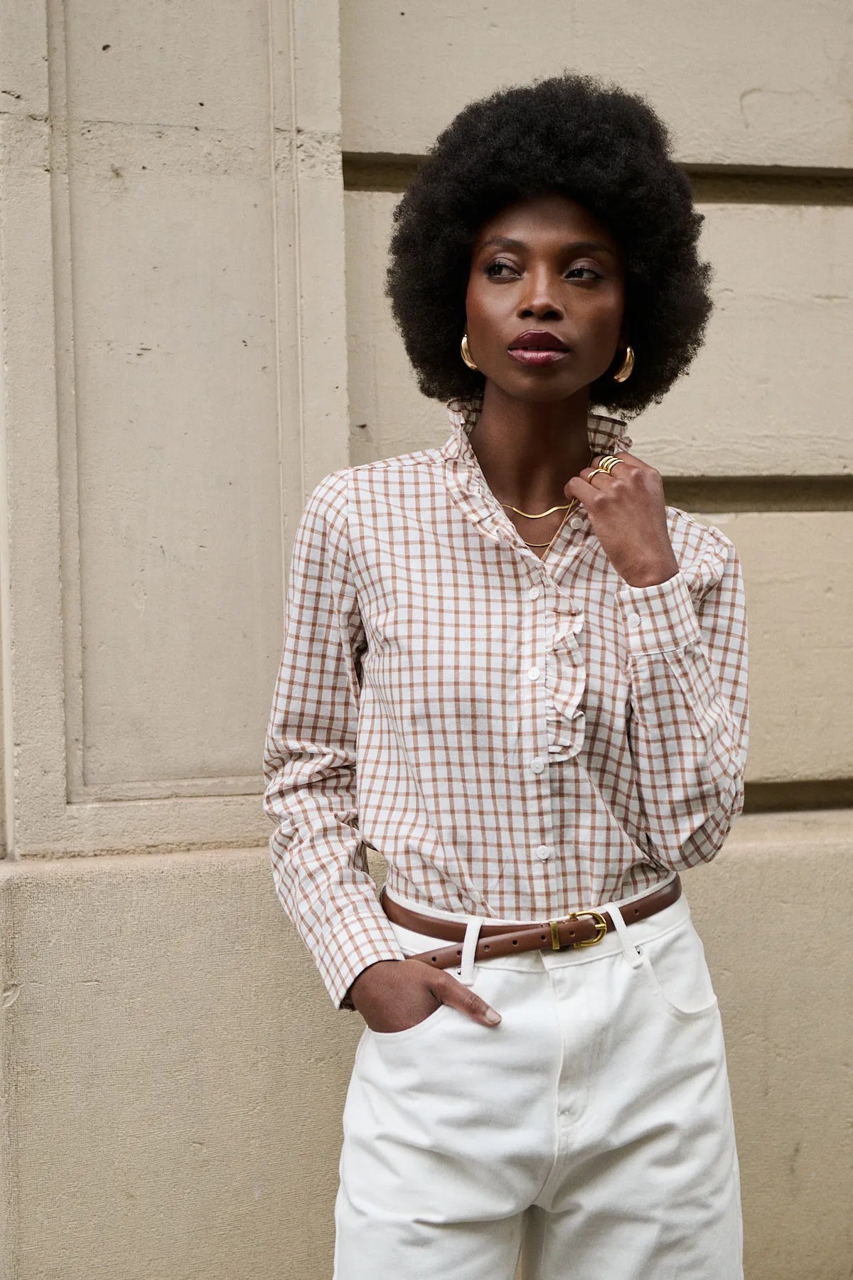 Chemise Elise carreaux écru noisette portée de face, coupe droite