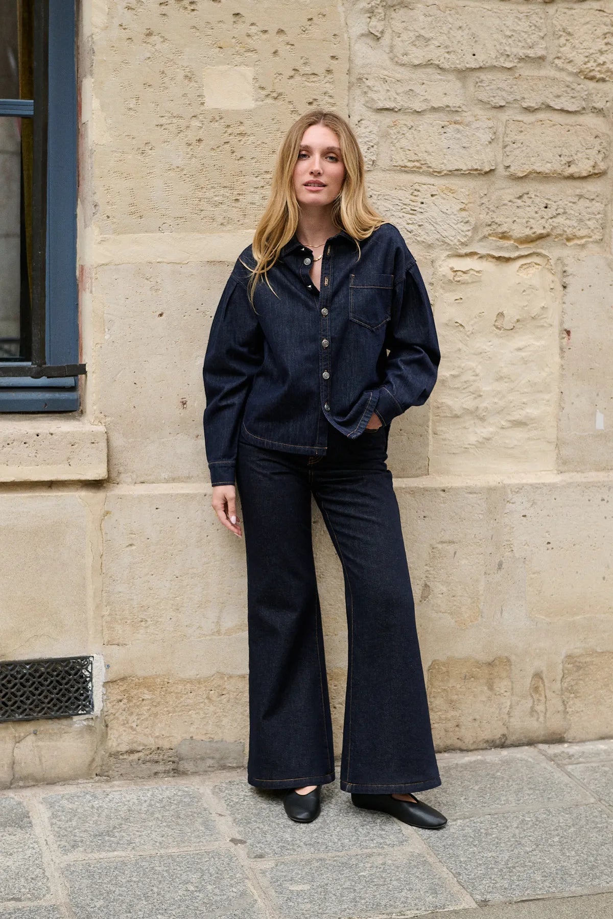 Mannequin portant le jean Le Rétro brut, taille haute et coupe flare
