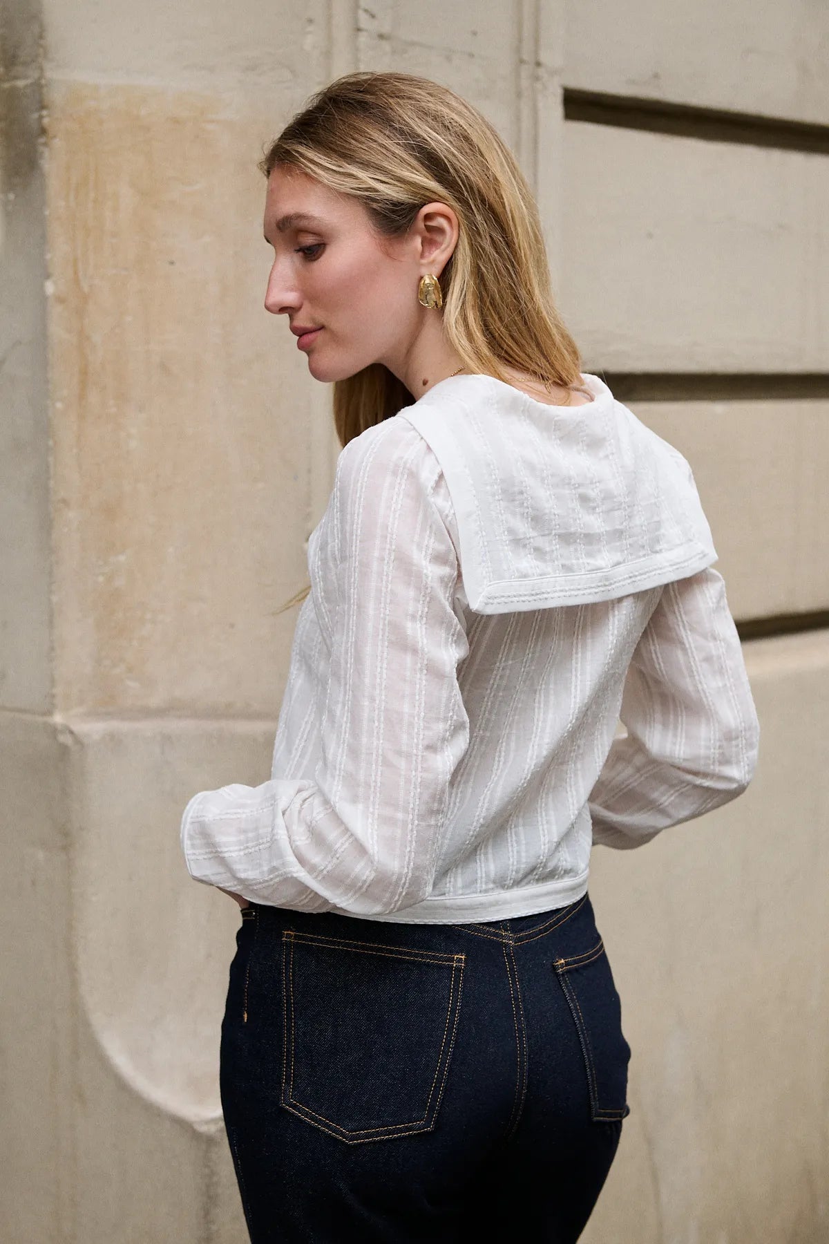 Dos de la chemise Irène blanc, coupe courte en coton