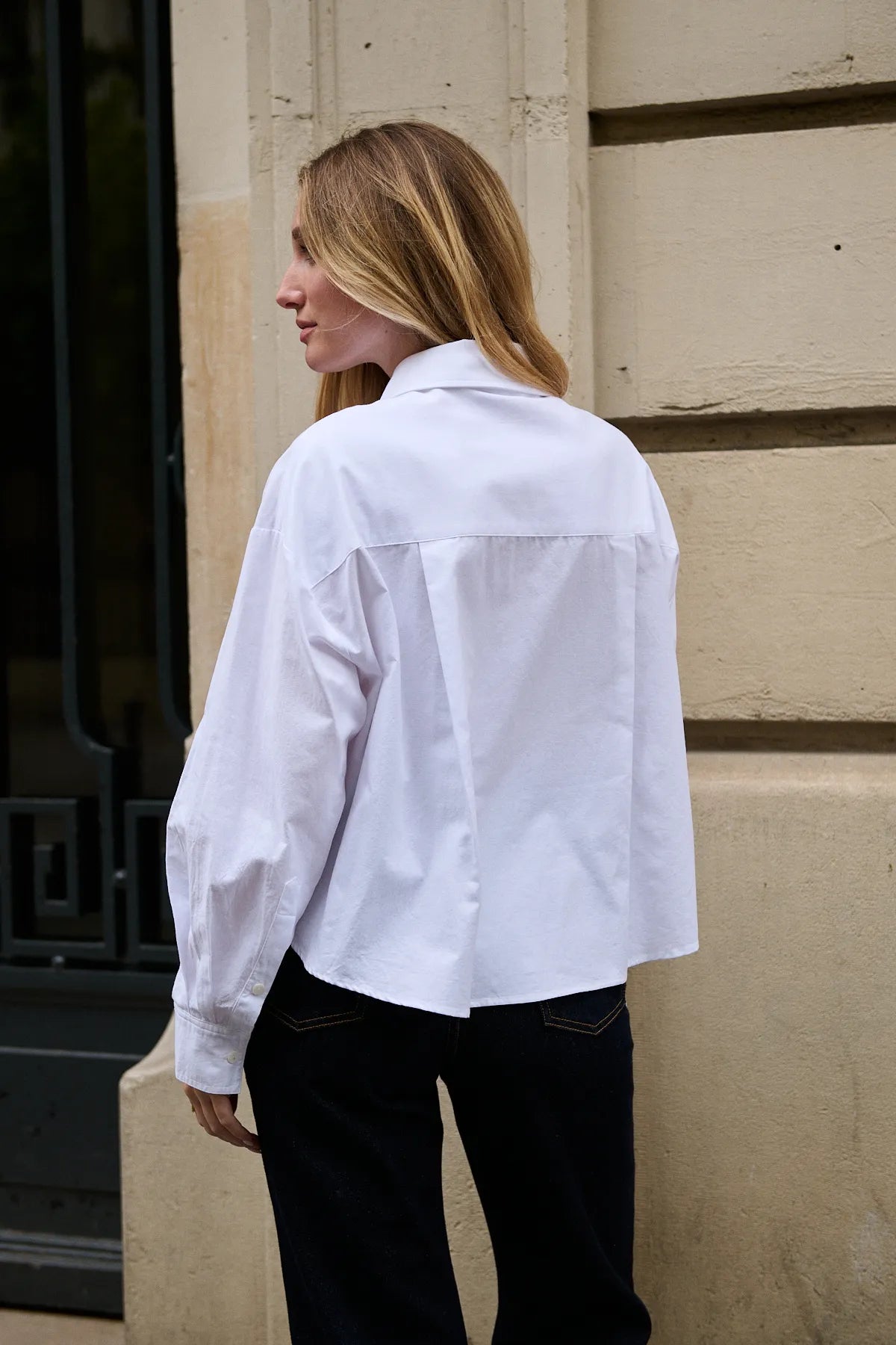 Dos de la chemise Maël blanc, coupe oversize en coton