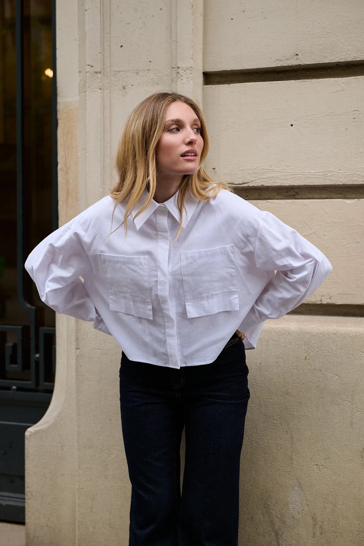 Mannequin portant la chemise Maël blanc, col classique oversize