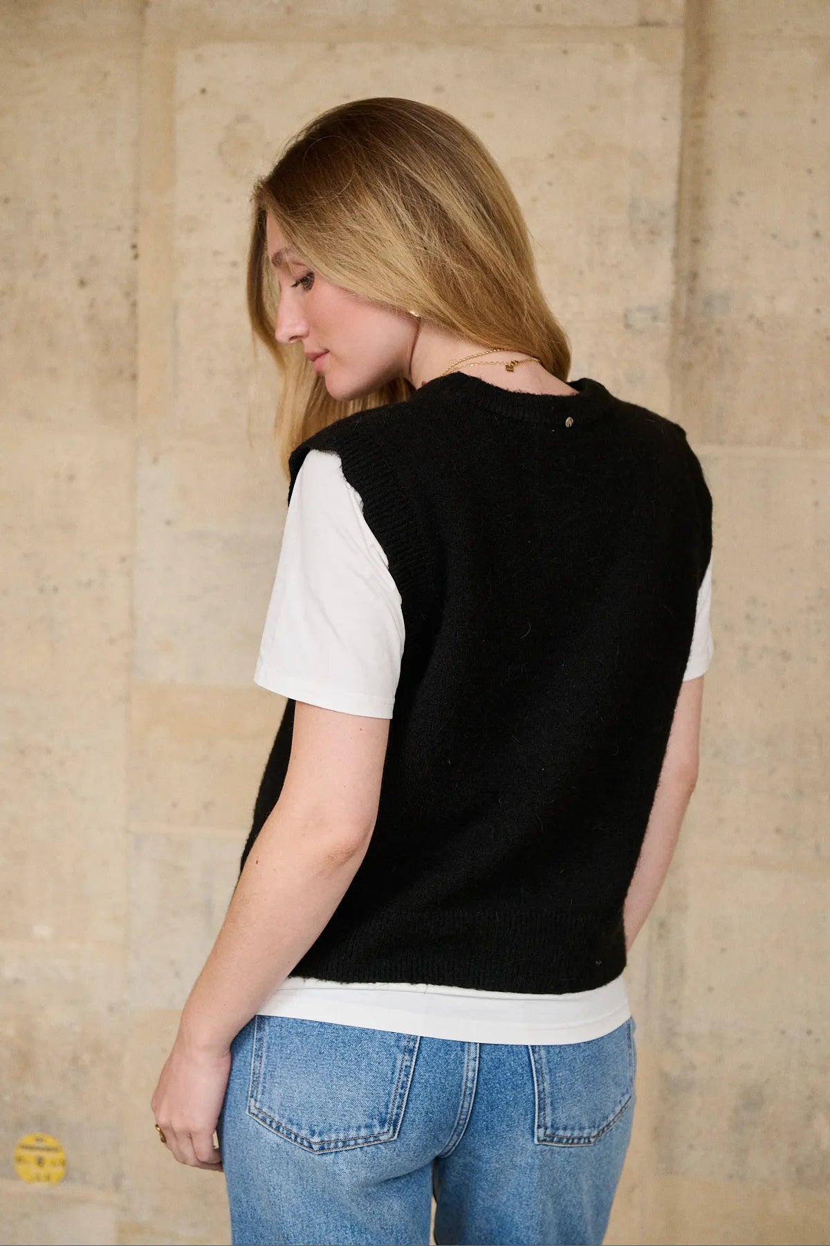 Dos du pull Mollie noir, coupe droite et silhouette naturelle