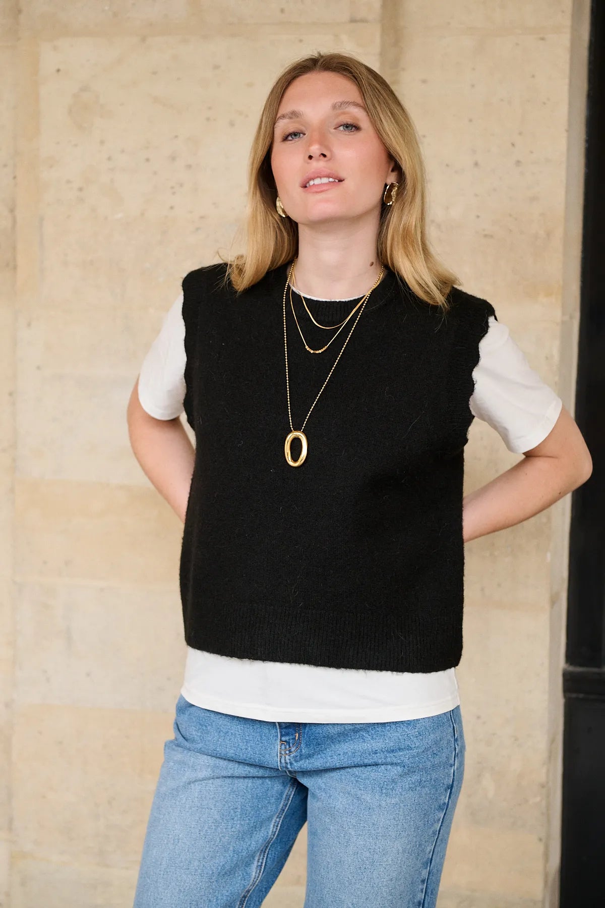 Pull Mollie noir porté de face, coupe droite en alpaga et laine