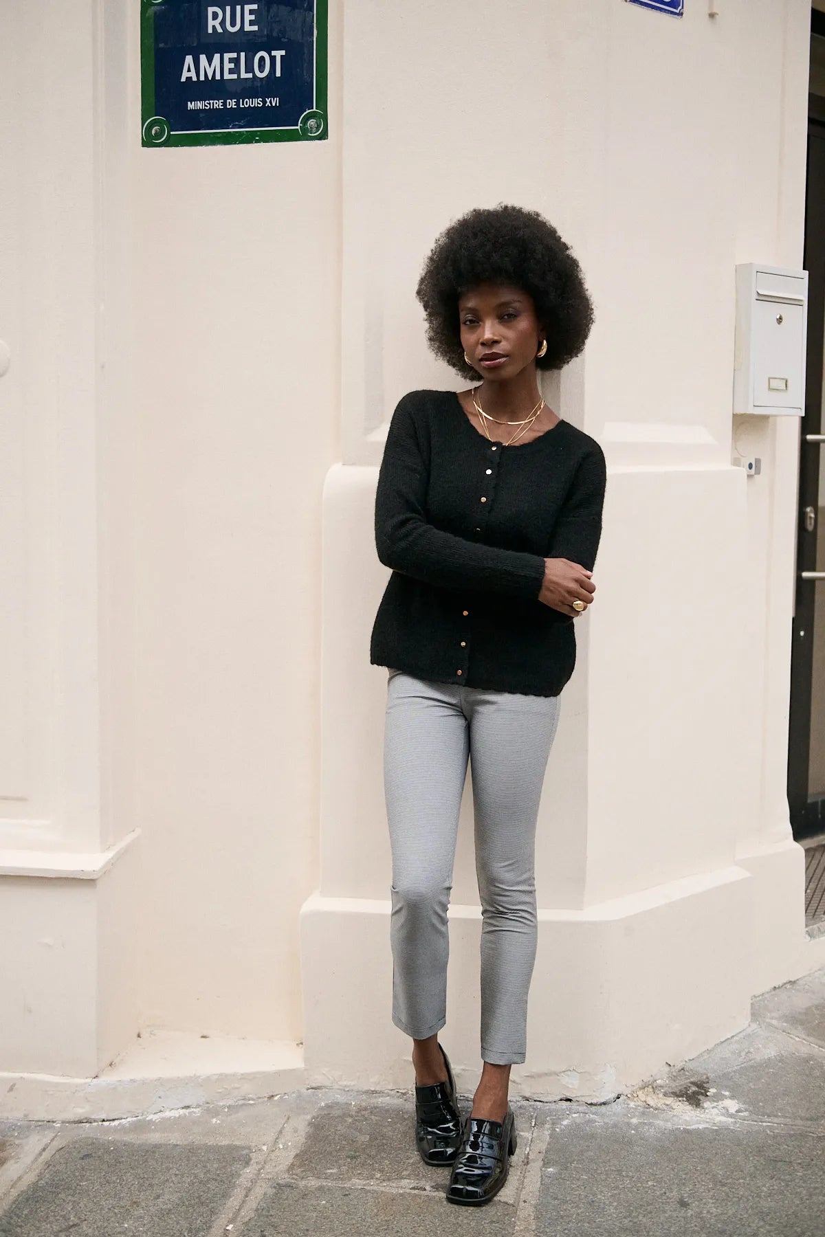 Mannequin en pied portant le gilet Bruna noir avec l'ouverture devant