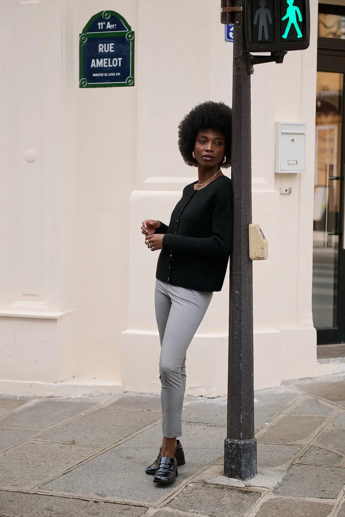 Mannequin en pied portant le gilet Bruna noir en pull, ouverture au dos