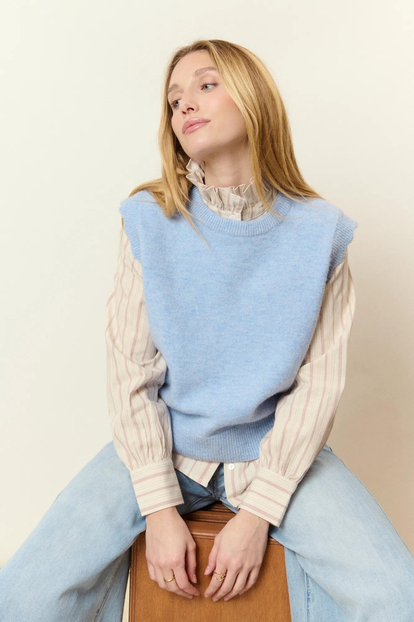 Pull bleu ciel sans manches en alpaga et laine mélangés pour femme, bleu ciel. Encolure ronde, emmanchures festonnées et coupe droite, chic et confortable.