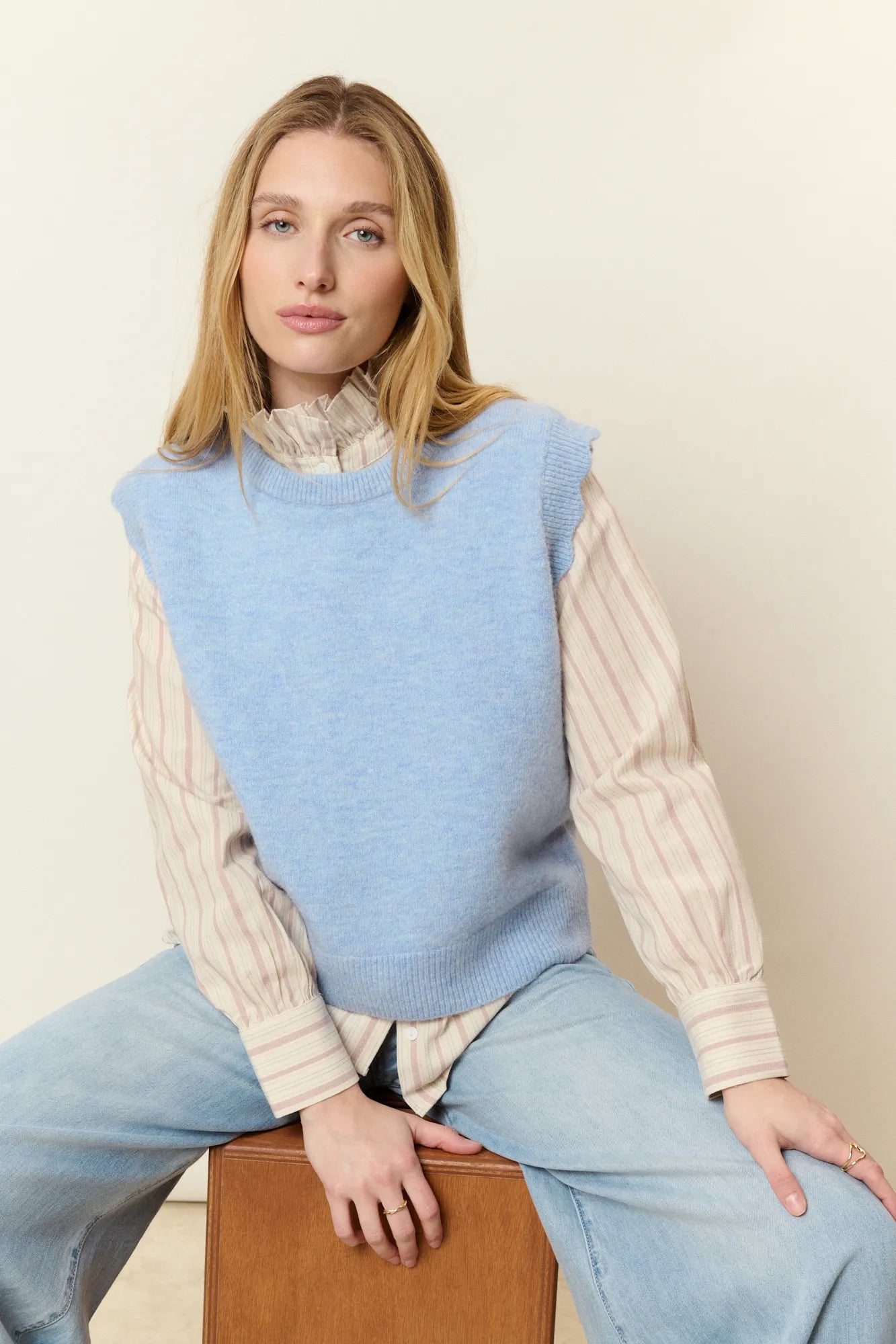 Pull bleu ciel sans manches en alpaga et laine mélangés pour femme, bleu ciel. Encolure ronde, emmanchures festonnées et coupe droite, chic et confortable.