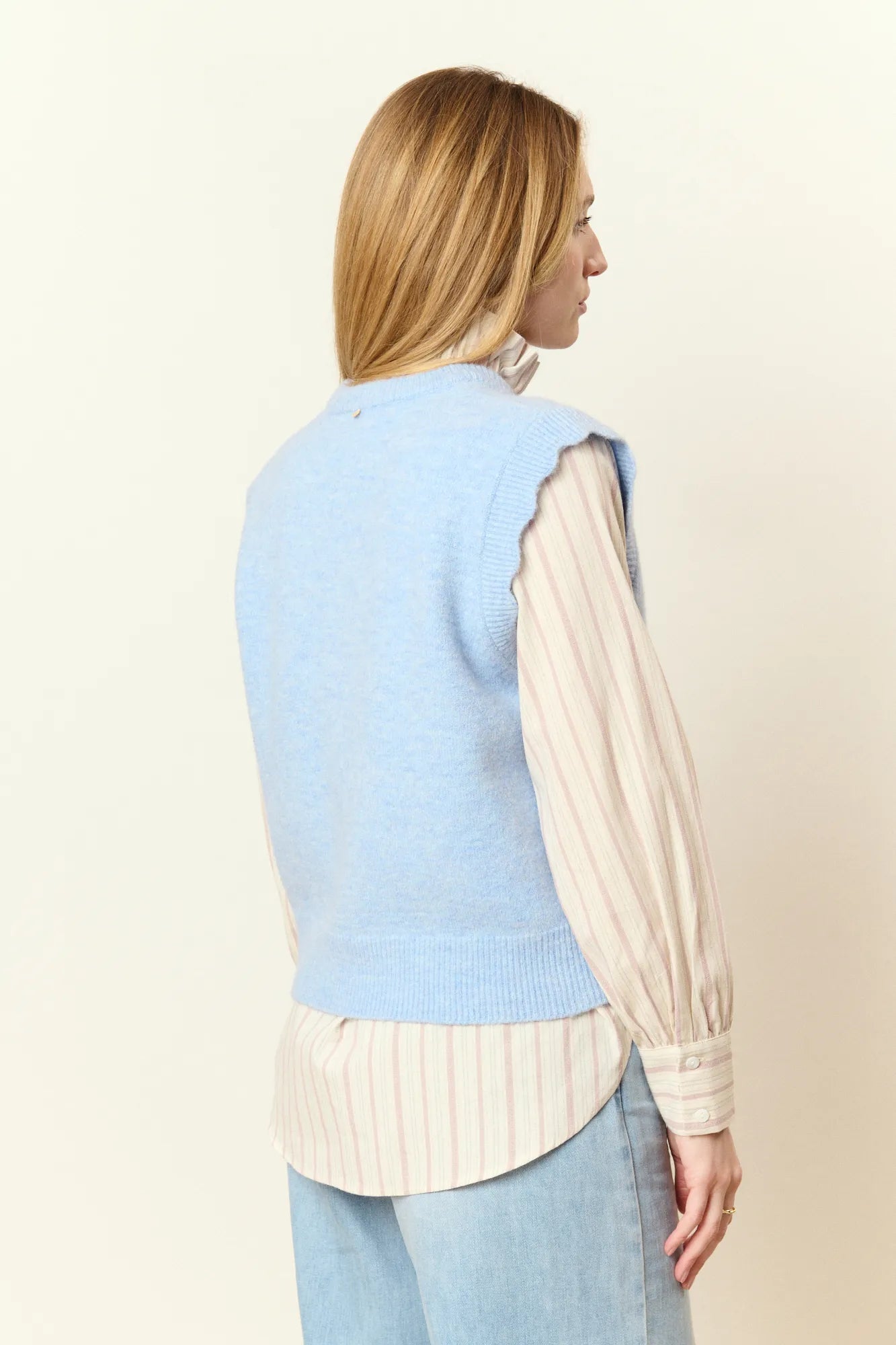 Pull bleu ciel sans manches en alpaga et laine mélangés pour femme, bleu ciel. Encolure ronde, emmanchures festonnées et coupe droite, chic et confortable.