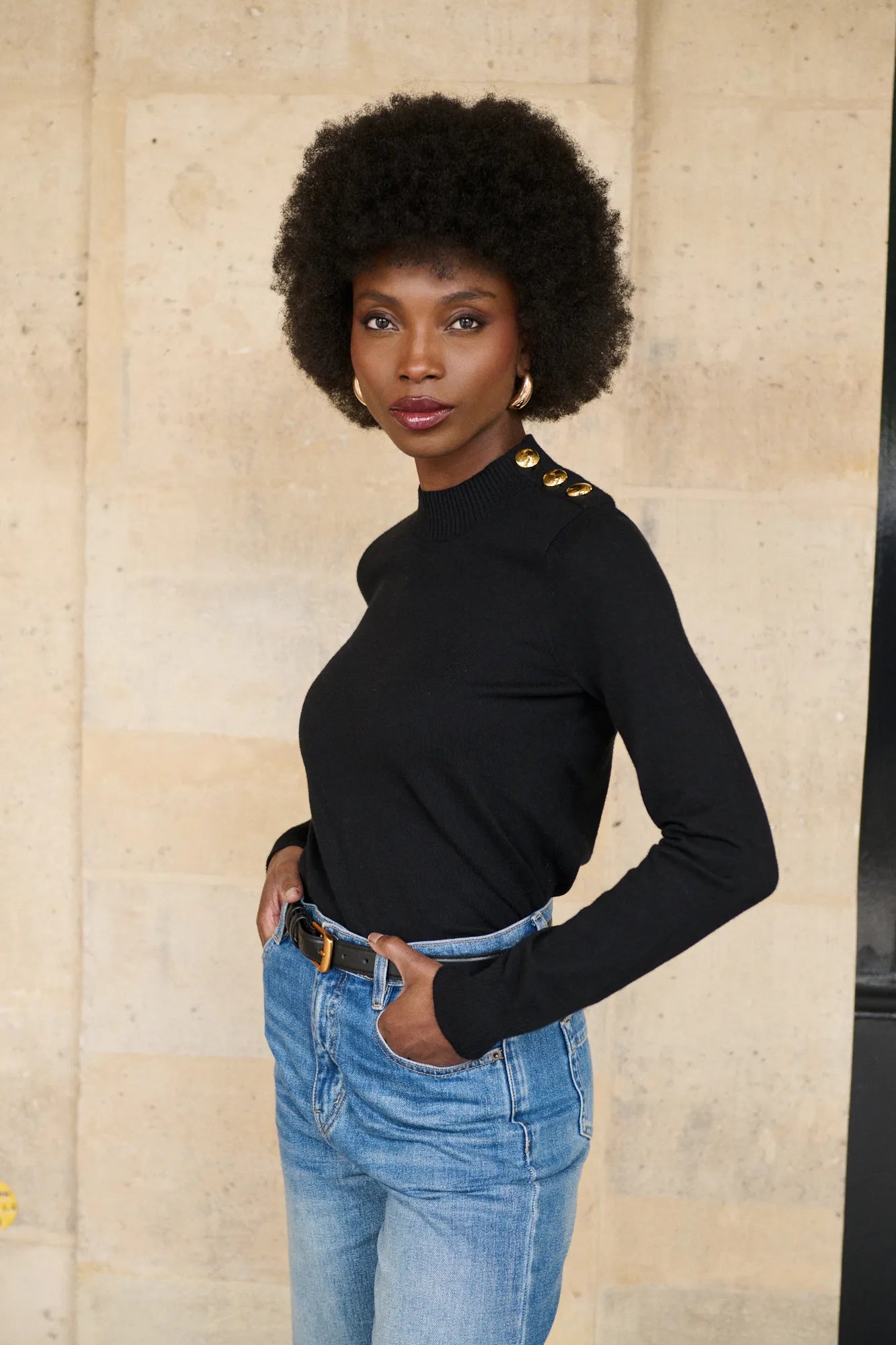 Pull Emma noir vu de profil, coupe près du corps