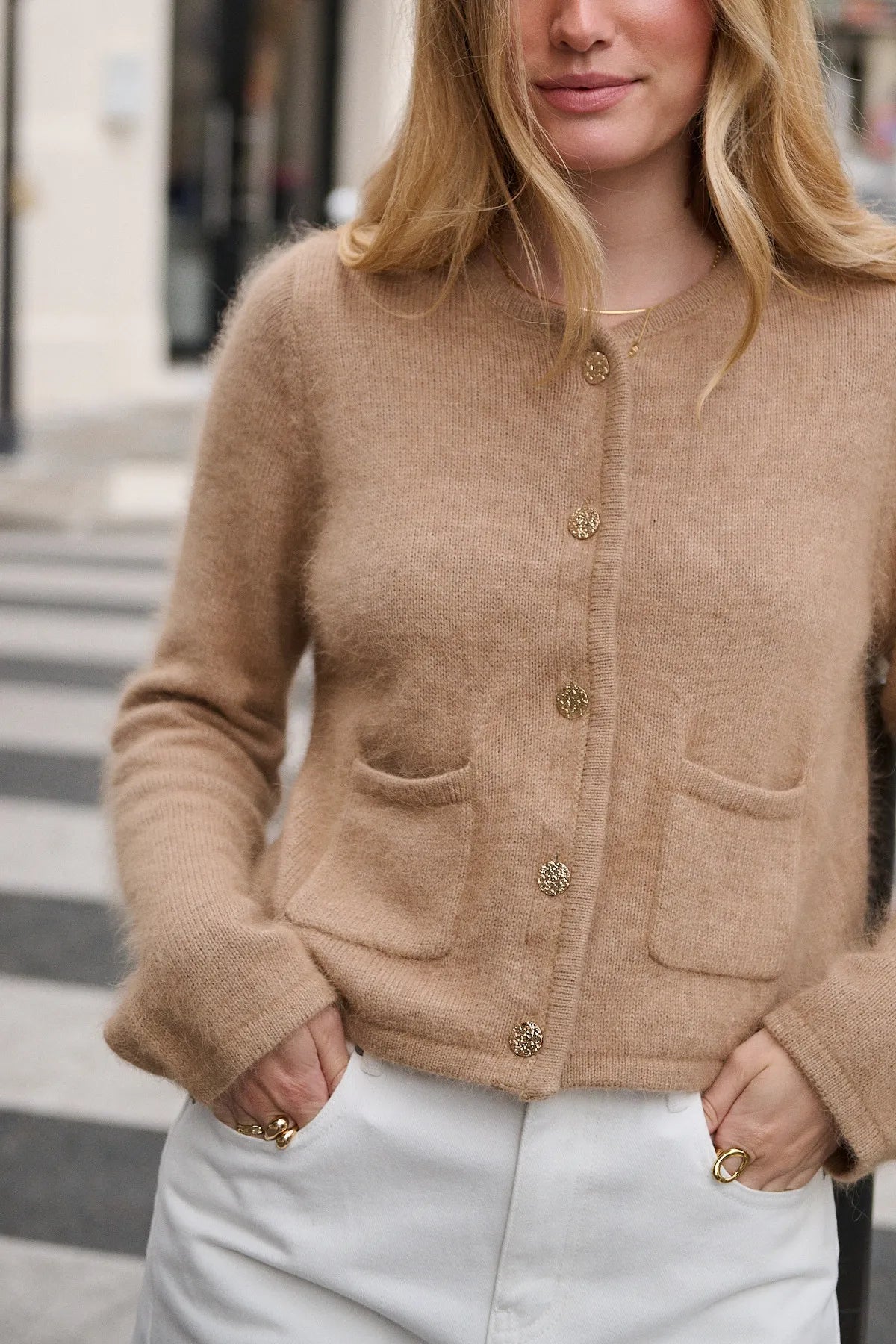 Détail des boutons métalliques dorés et de la matière angora du cardigan Anaïs taupe