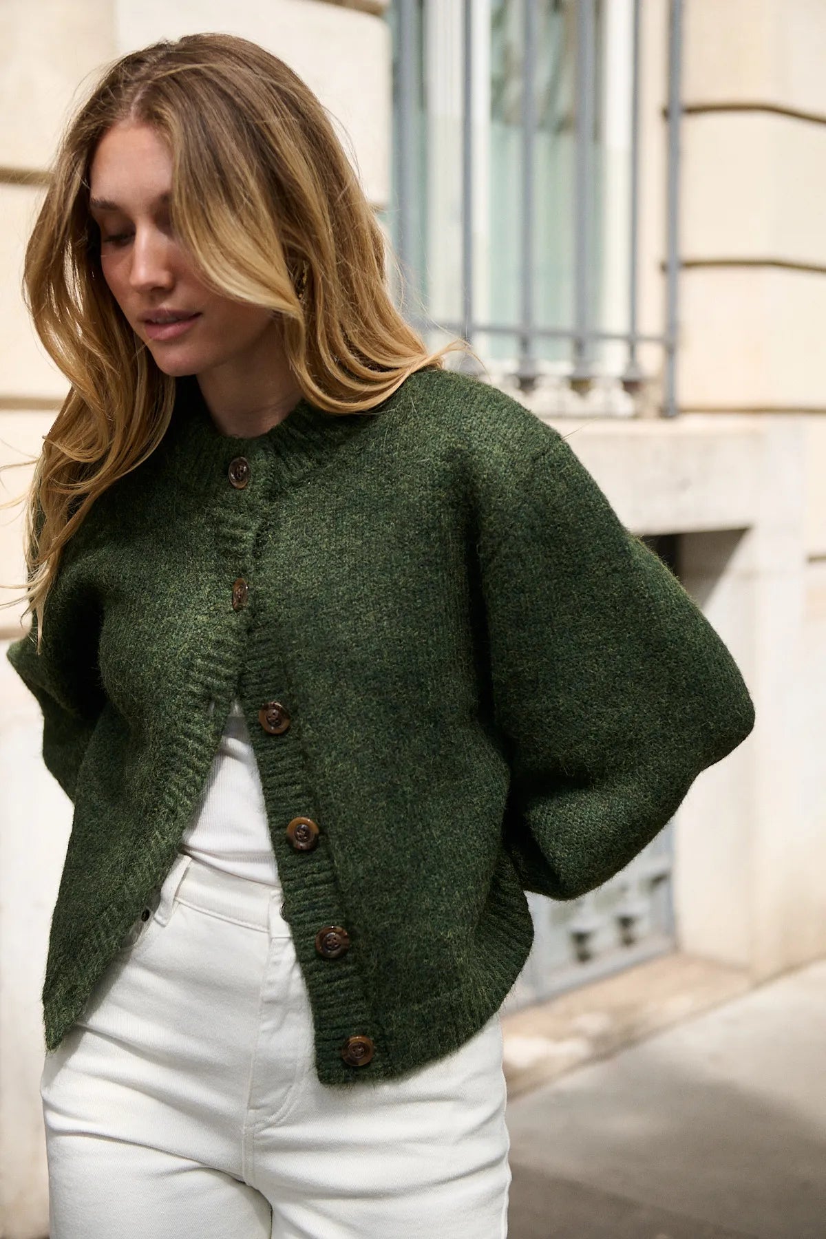 Cardigan Gabin olive porté de face, manches volumineuses