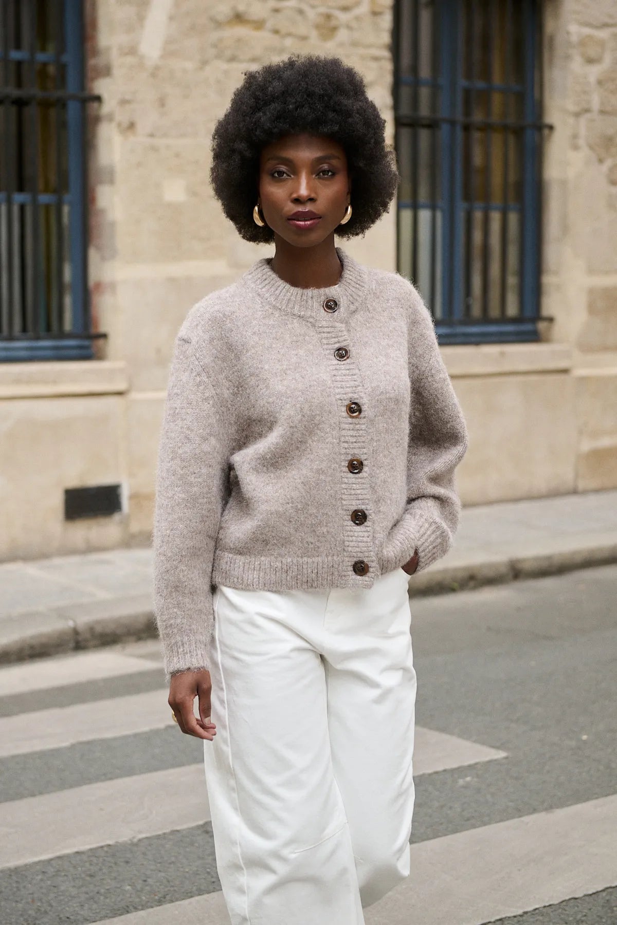 Cardigan Gabin taupe foncé porté de face, manches volumineuses