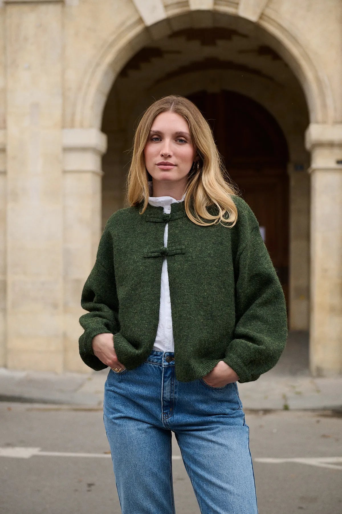 Cardigan Alma olive porté de face, coupe ample en laine mélangée