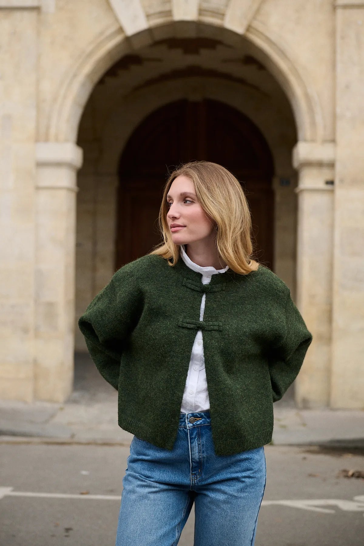 Mannequin portant le cardigan Alma olive, encolure ronde et manches ballons