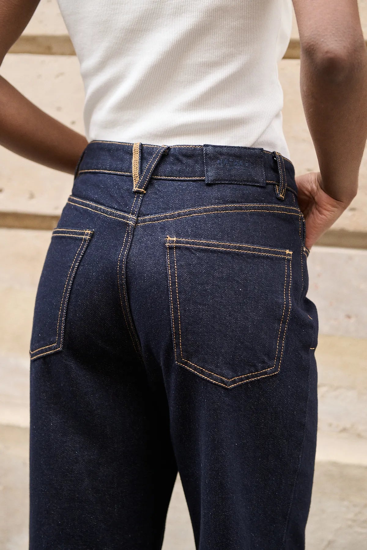 Détail du jacron Nathael Paris brodé et de la ceinture du jean Le Rétro brut