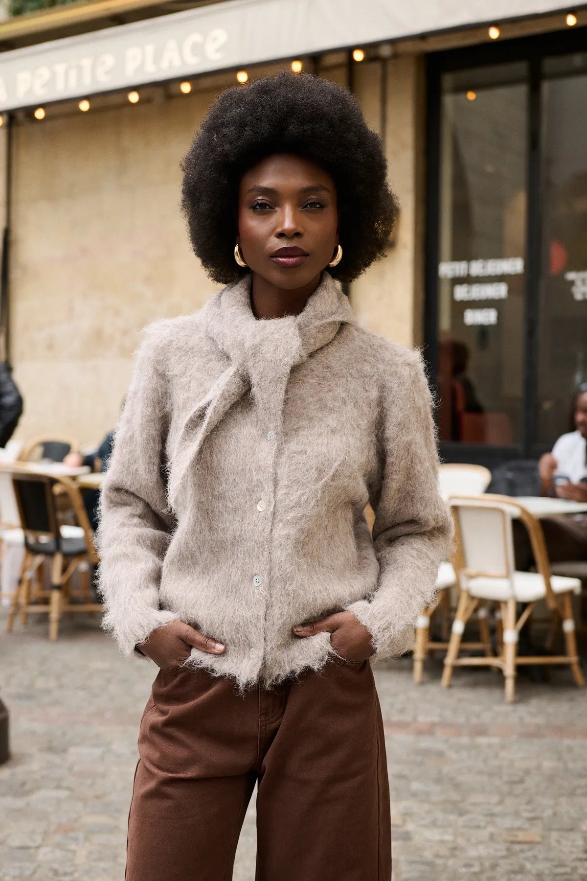 Mannequin portant le cardigan Hyacinthe taupe foncé, encolure ronde et boutons nacrés