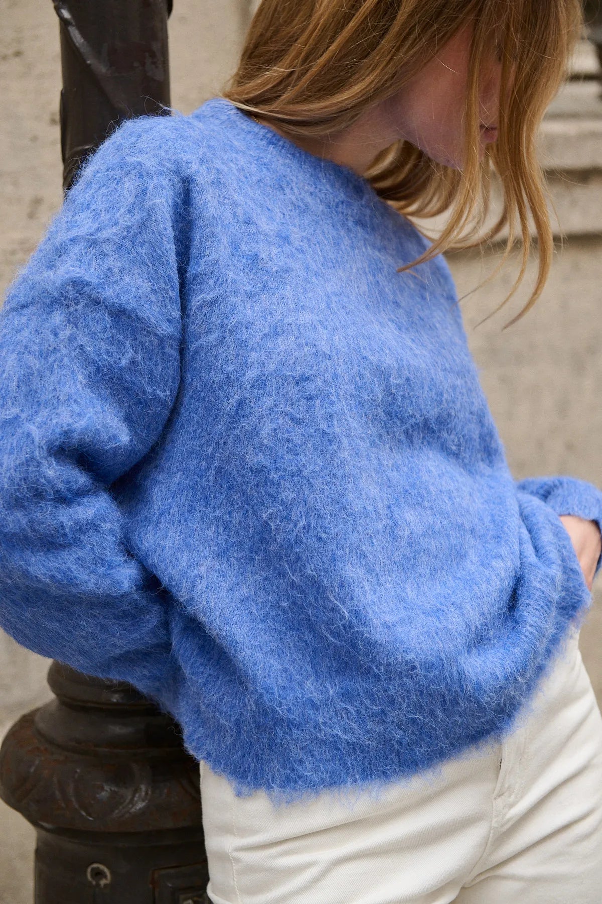 Pull Mathis bleu chiné porté de face, coupe légèrement oversize