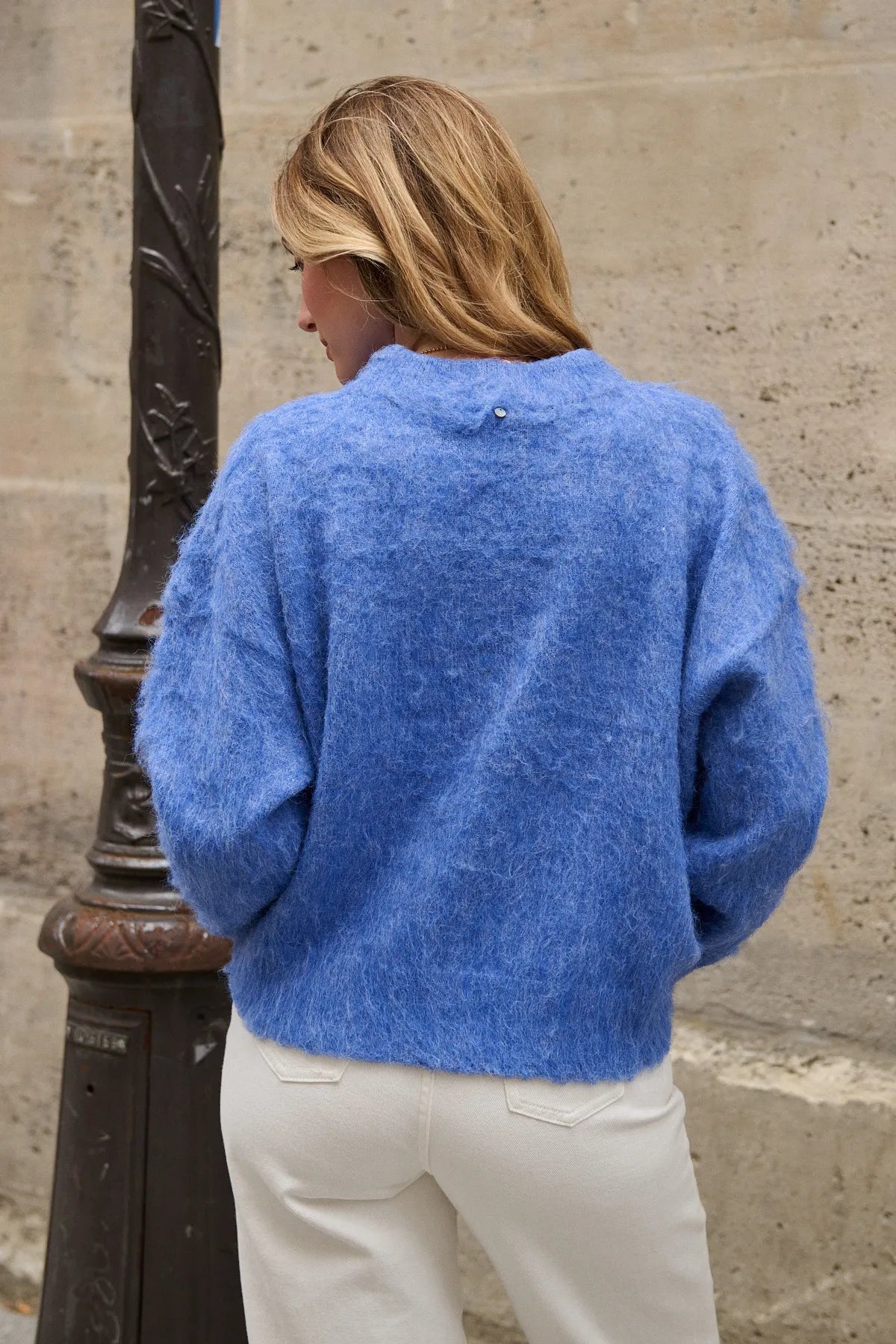 Dos du pull Mathis bleu chiné, coupe légèrement oversize