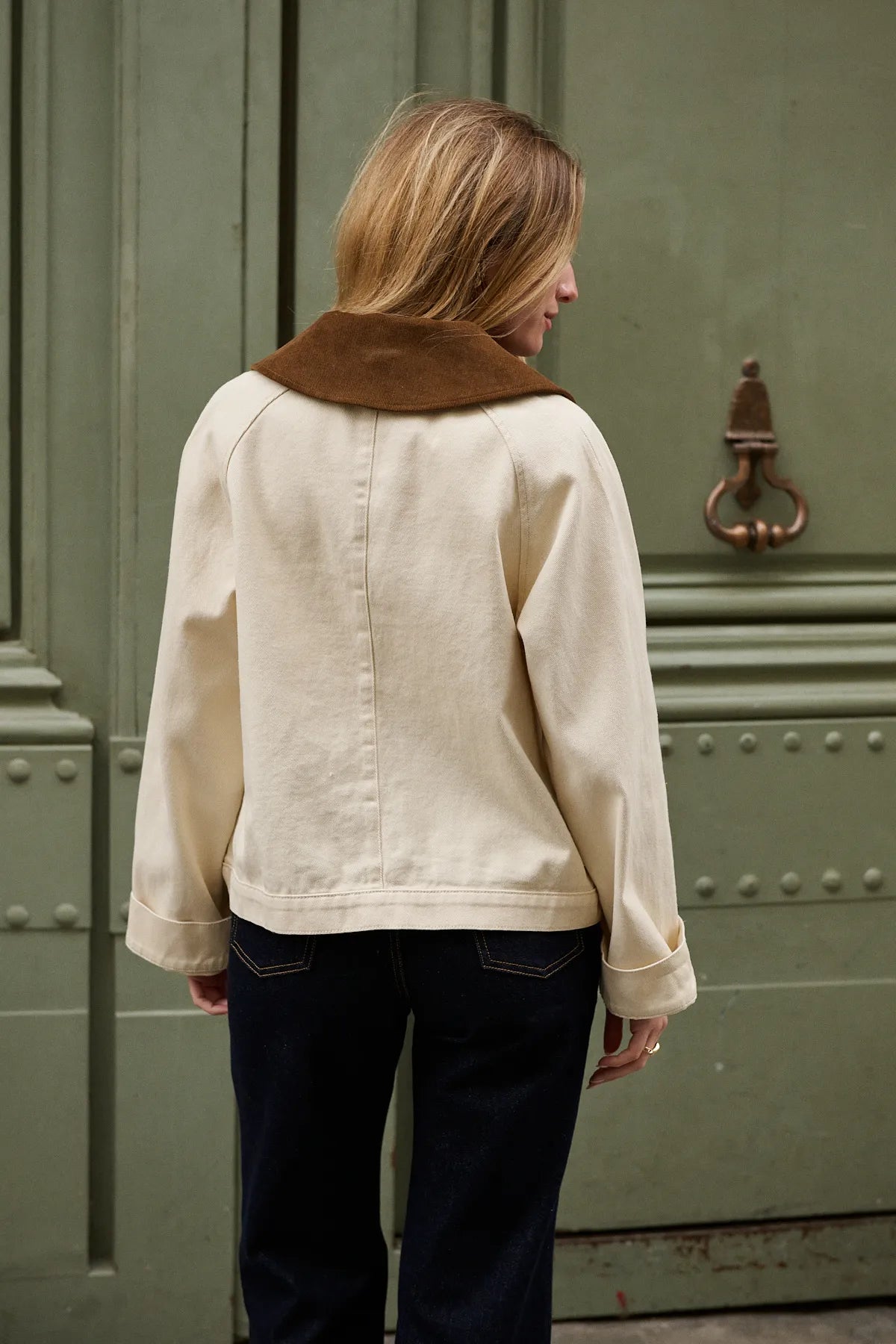 Dos de la veste Colette écru, coupe oversize en denim