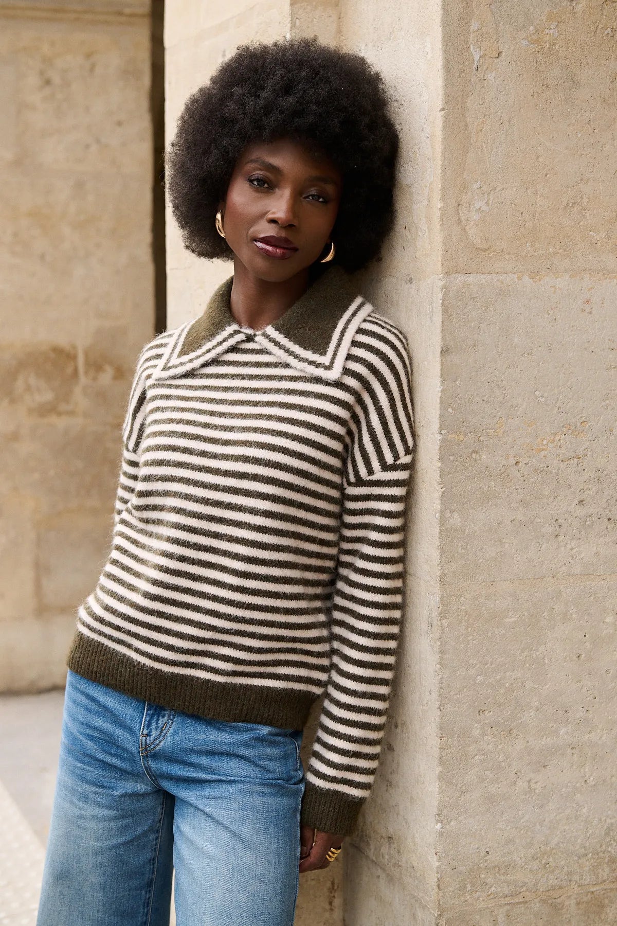 Pull Cléo kaki/blush porté de face, coupe légèrement oversize