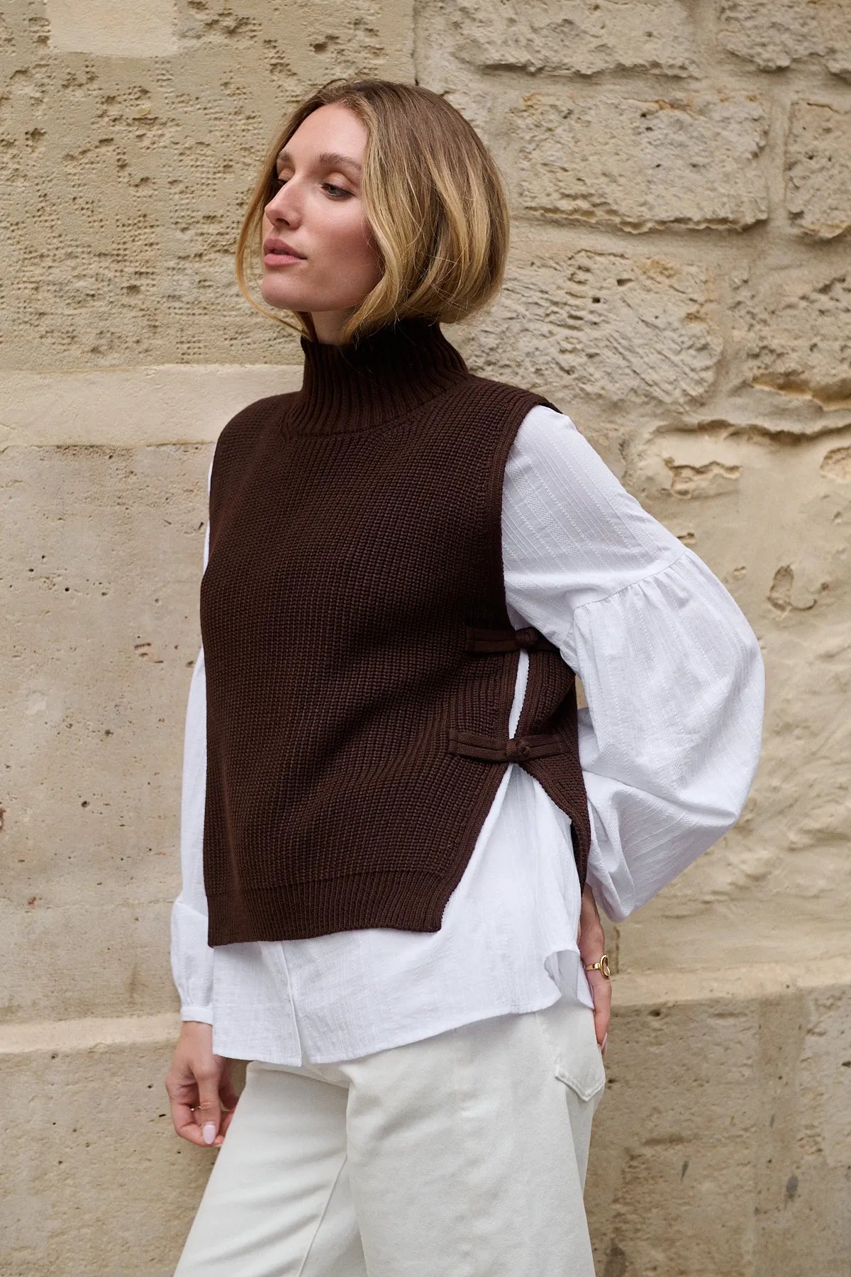Mannequin portant le pull Théodore marron sans manches, encolure montante
