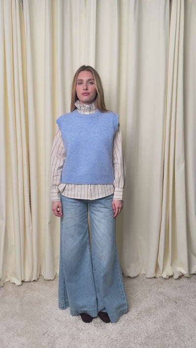 Pull bleu ciel sans manches en alpaga et laine mélangés pour femme, bleu ciel. Encolure ronde, emmanchures festonnées et coupe droite, chic et confortable.
