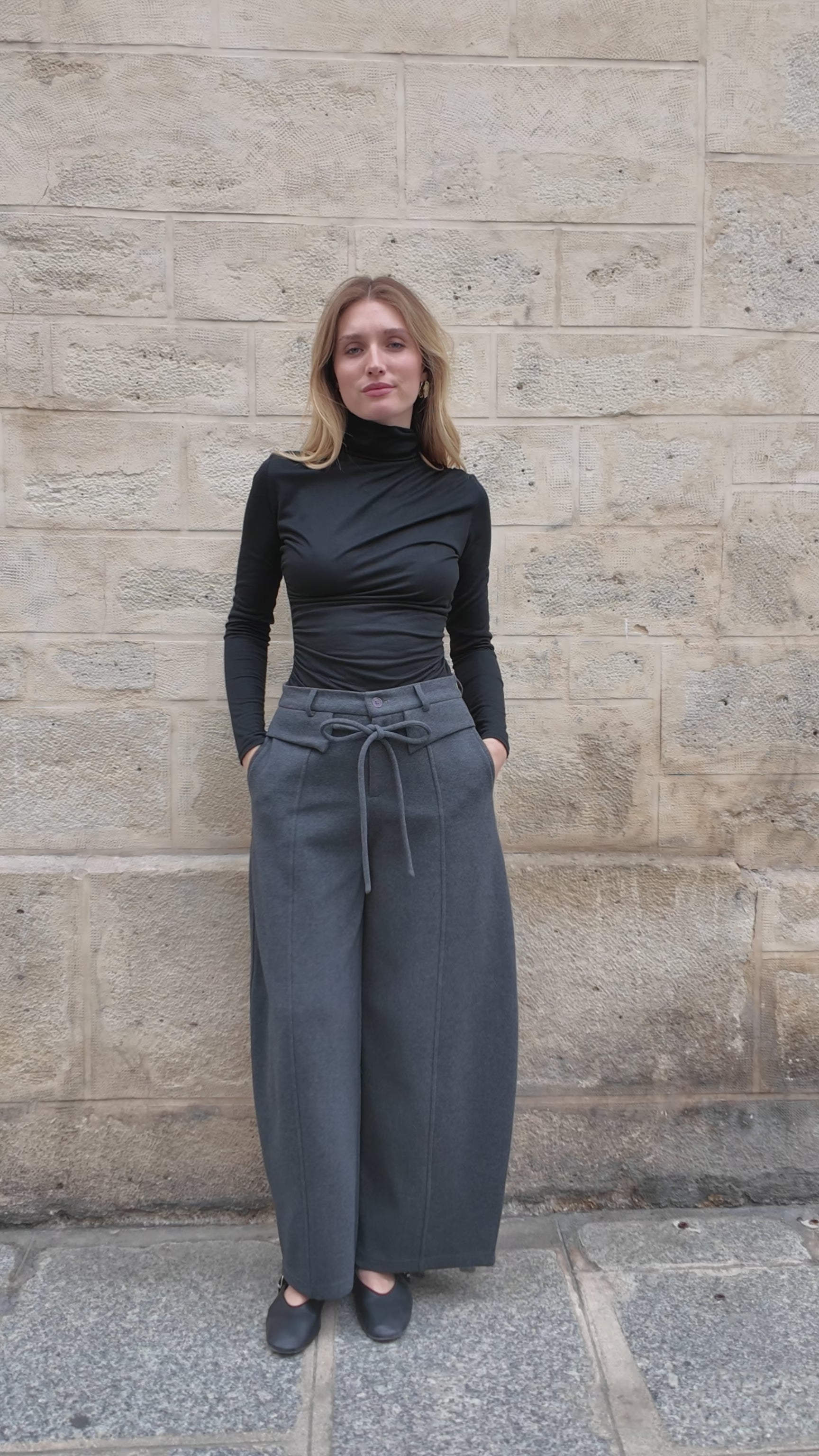 Mannequin présentant le pantalon Elias anthracite, coupe ample et jambe arquée