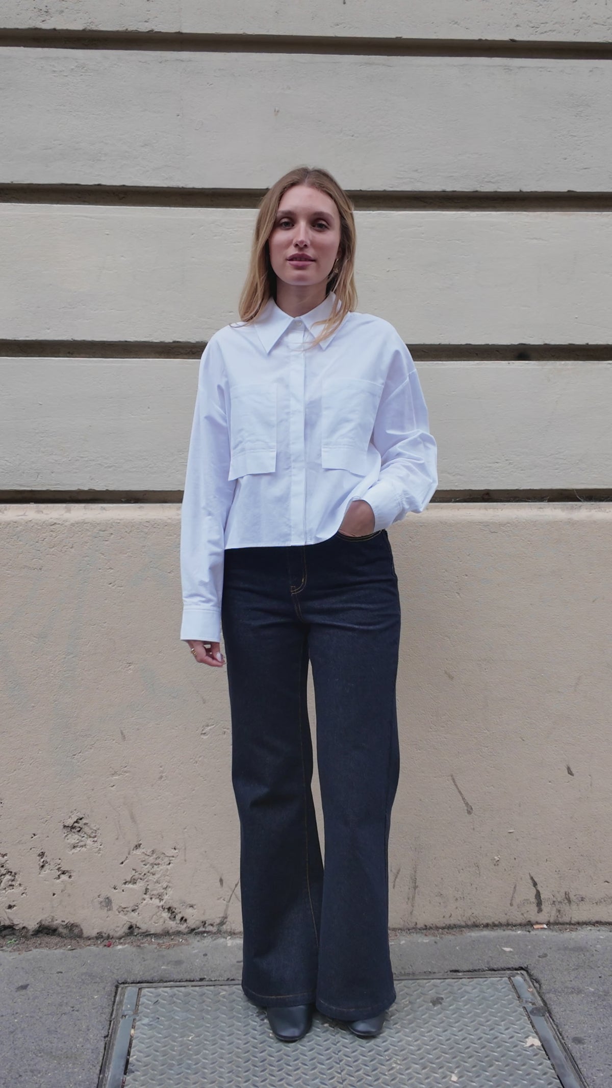 Mannequin présentant la chemise Maël blanc, col classique et poches poitrine