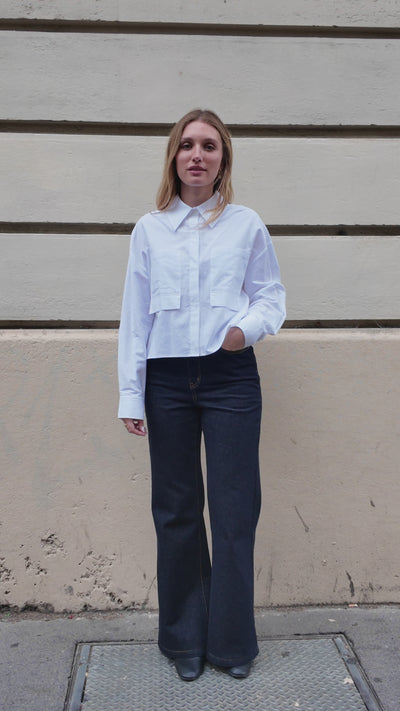 Mannequin présentant la chemise Maël blanc, col classique et poches poitrine